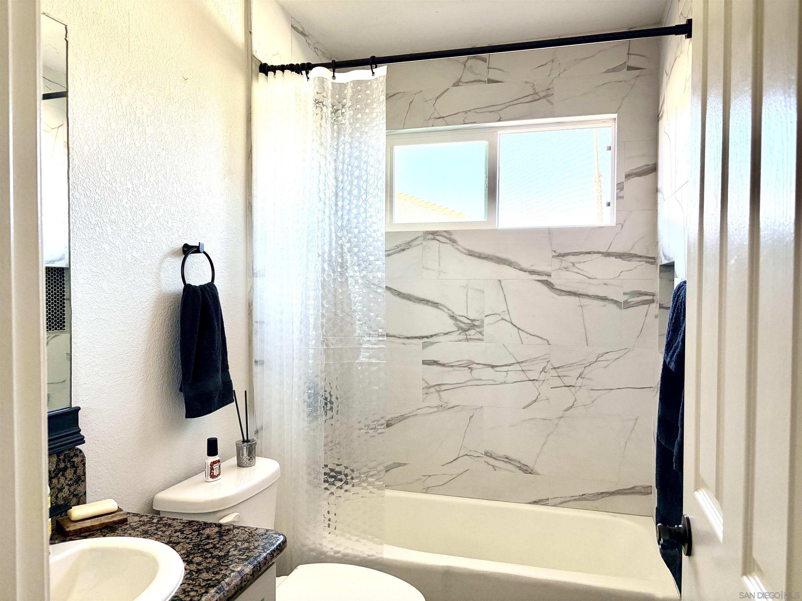 Detail Gallery Image 6 of 7 For 1548  Thomas Ave  #6,  San Diego,  CA 92109 - 2 Beds | 2 Baths