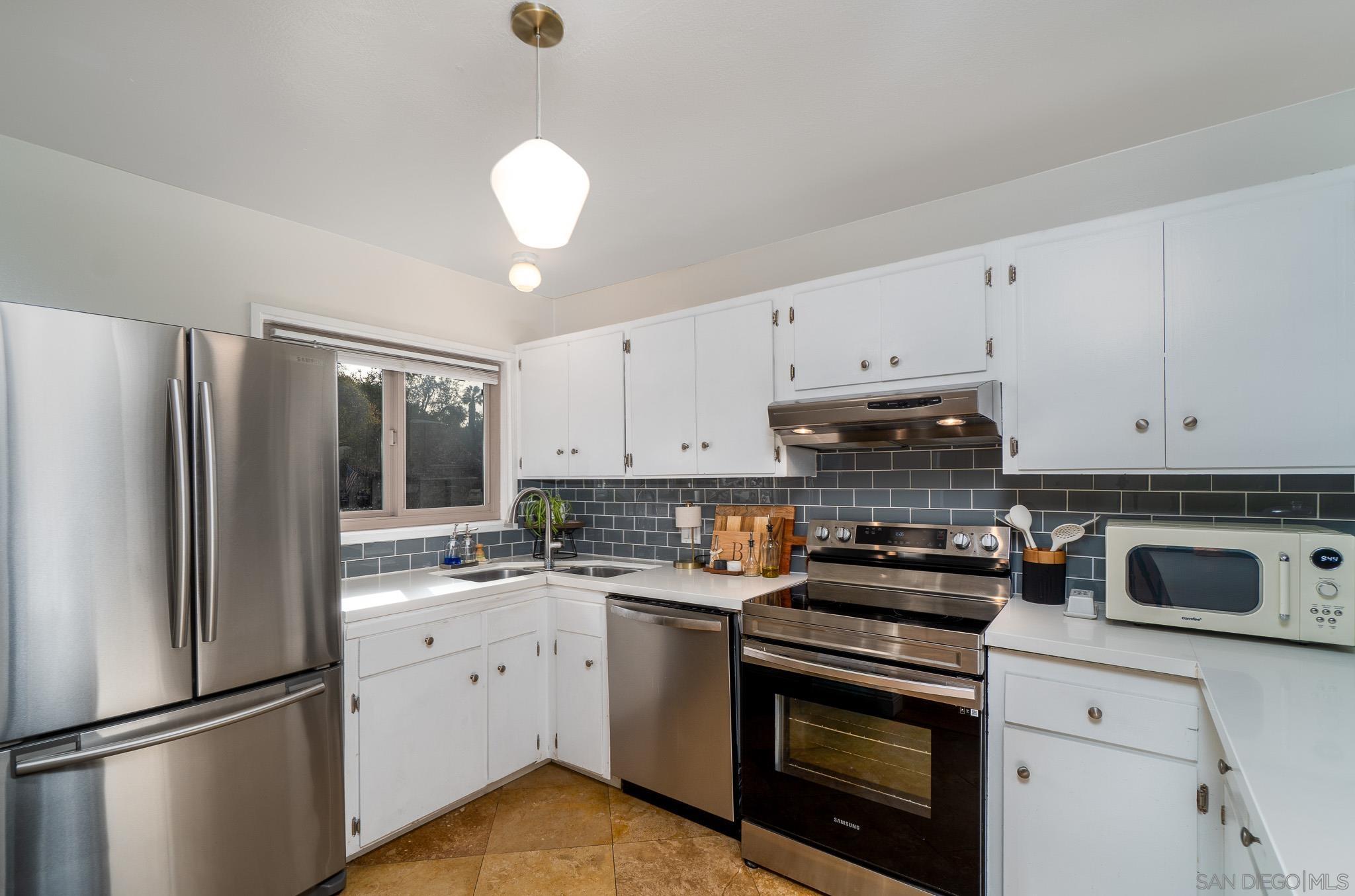 Detail Gallery Image 11 of 36 For 3290  Loma Riviera Dr, San Diego,  CA 92110 - 2 Beds | 1/1 Baths