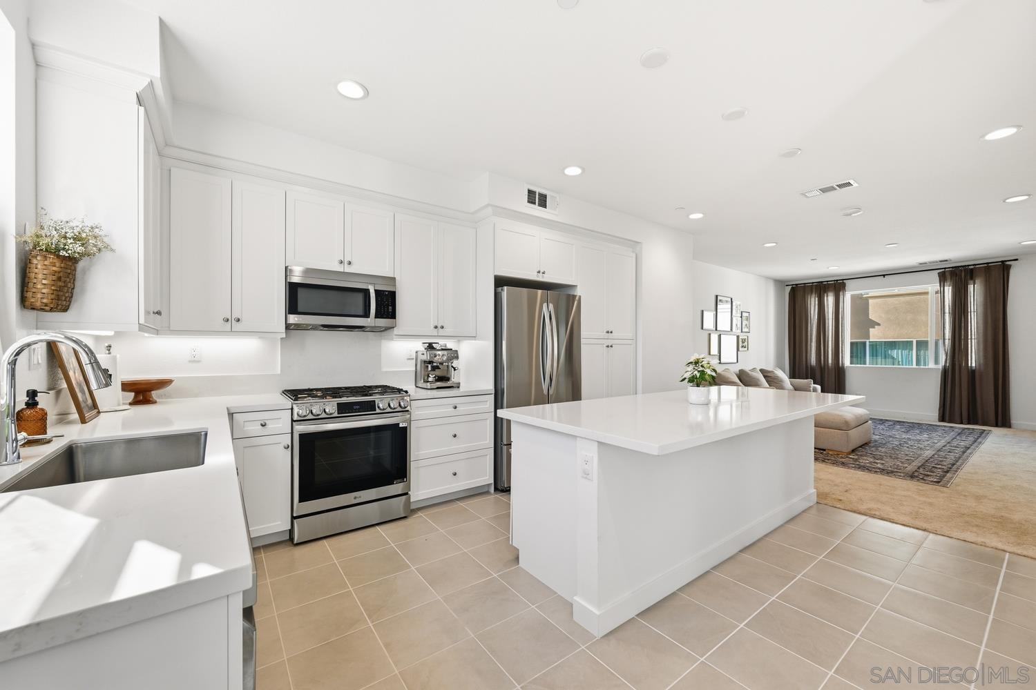 Detail Gallery Image 7 of 22 For 2217  Brix Gln, Escondido,  CA 92025 - 3 Beds | 2/1 Baths