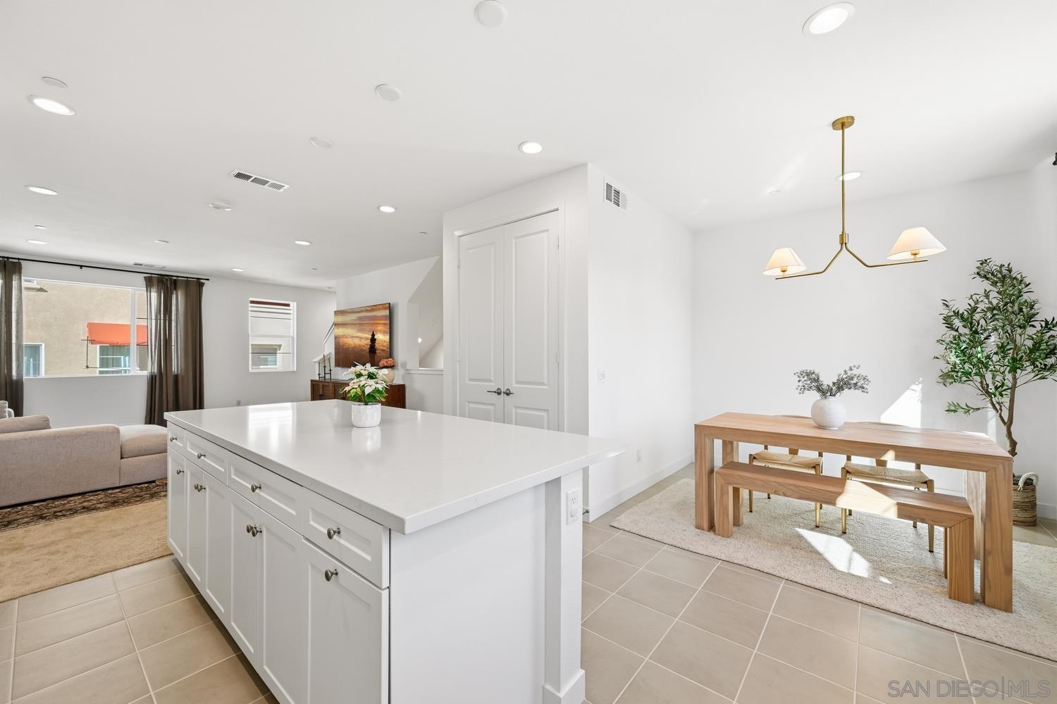 Detail Gallery Image 9 of 22 For 2217  Brix Gln, Escondido,  CA 92025 - 3 Beds | 2/1 Baths