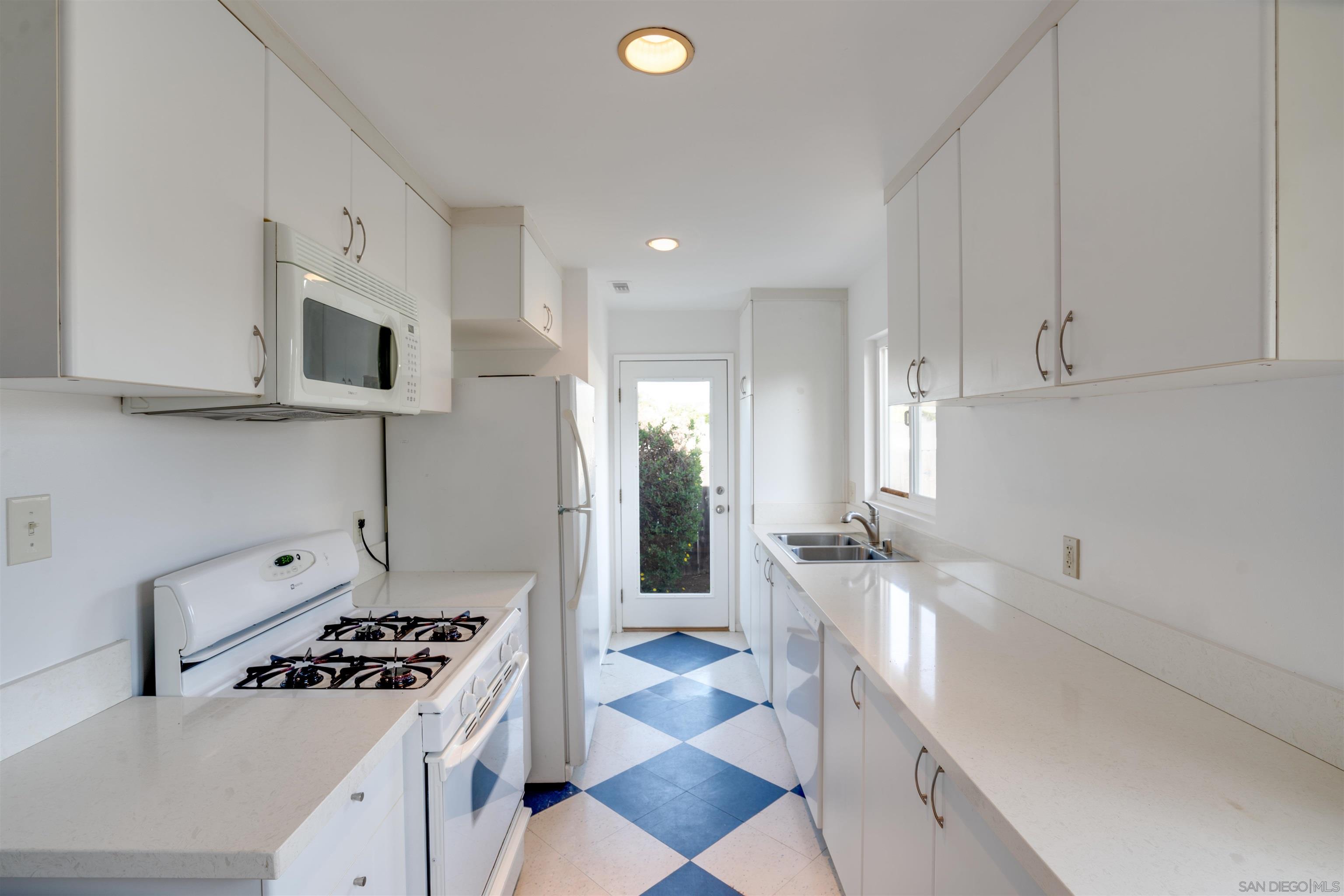 Detail Gallery Image 6 of 29 For 370  Tamarack Ave, Carlsbad,  CA 92008 - 3 Beds | 2 Baths