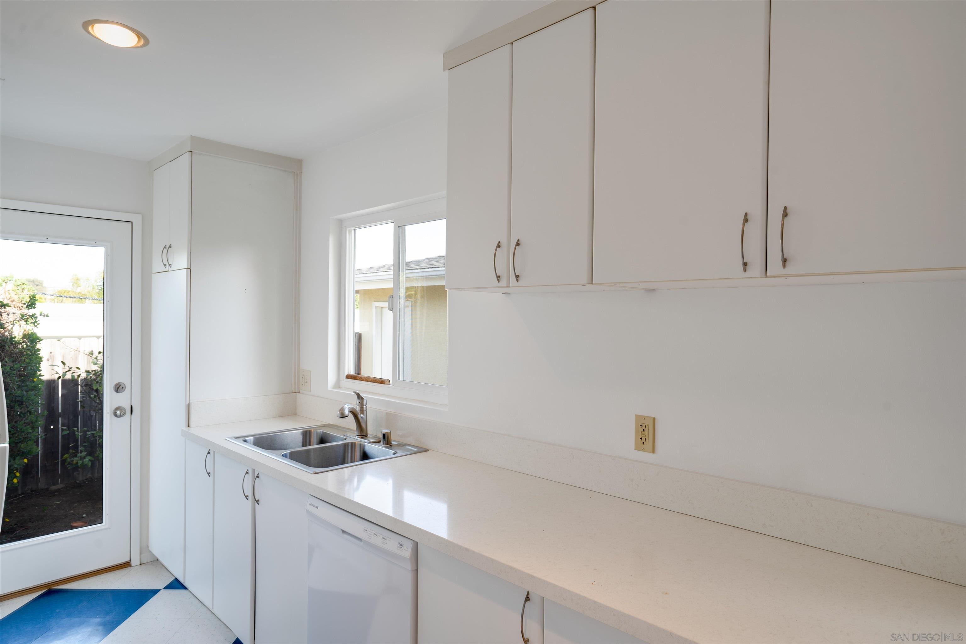 Detail Gallery Image 8 of 29 For 370  Tamarack Ave, Carlsbad,  CA 92008 - 3 Beds | 2 Baths