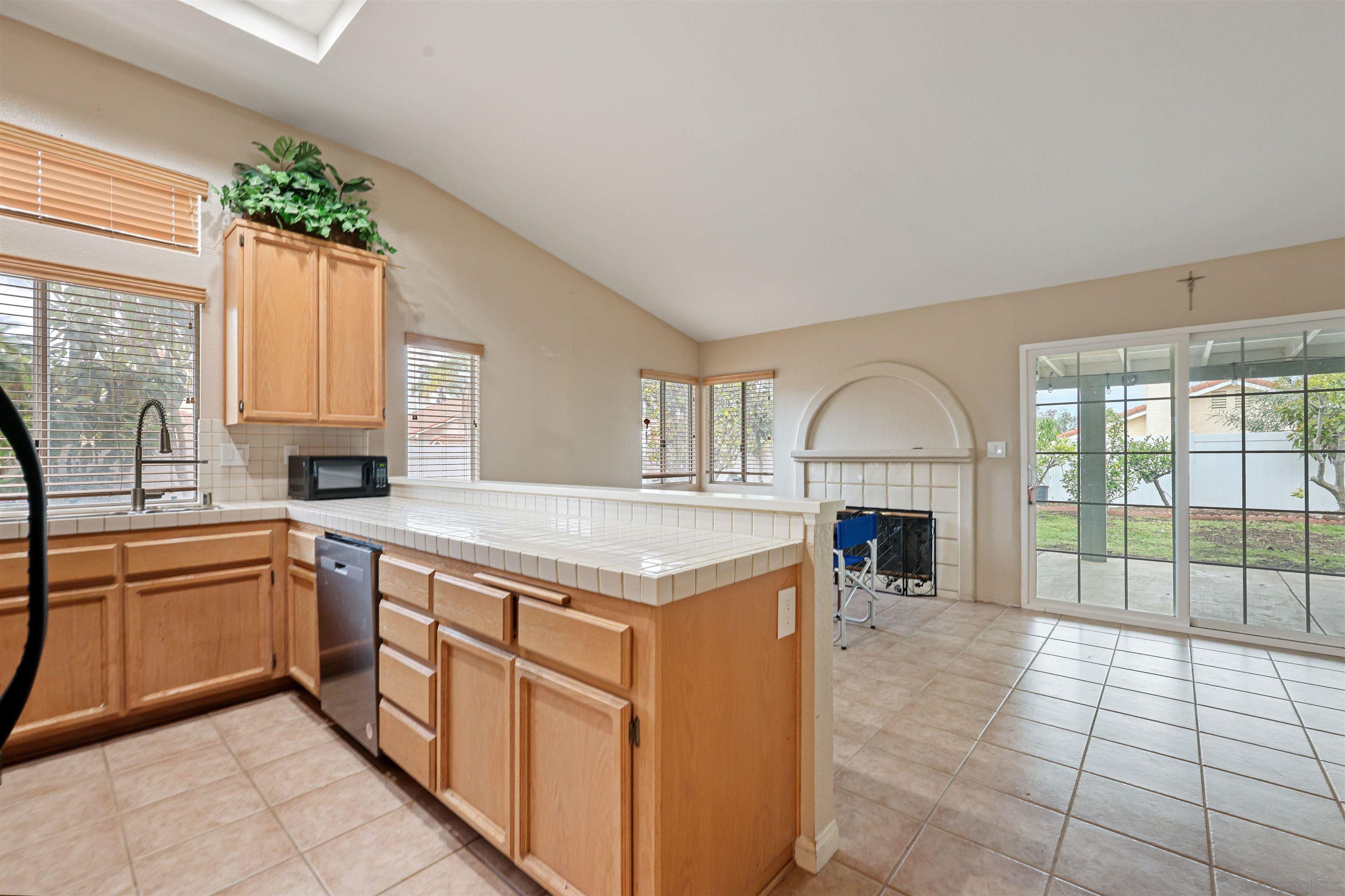 Detail Gallery Image 6 of 25 For 11806  Landbreeze Way, San Diego,  CA 92126 - 3 Beds | 2 Baths