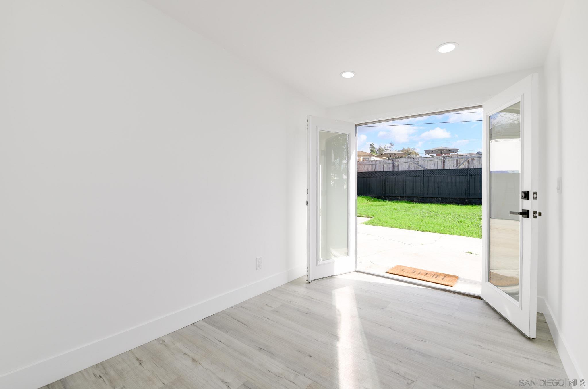 Detail Gallery Image 11 of 35 For 5465  Encina Dr, San Diego,  CA 92114 - 5 Beds | 2 Baths