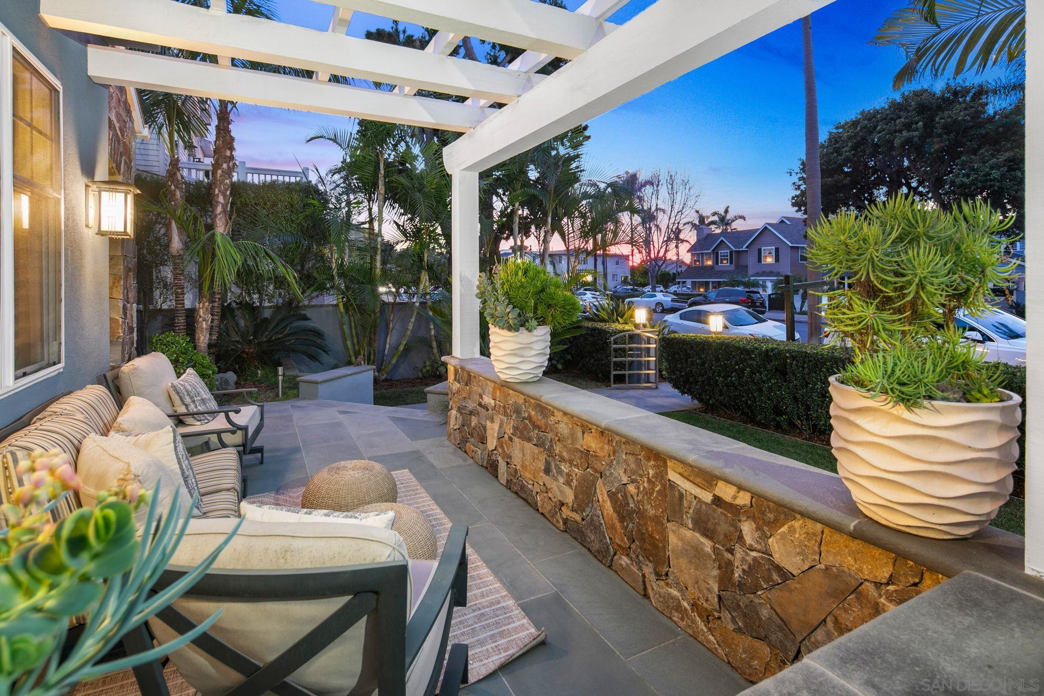 Detail Gallery Image 5 of 46 For 861  B Avenue, Coronado,  CA 92118 - 5 Beds | 3/1 Baths