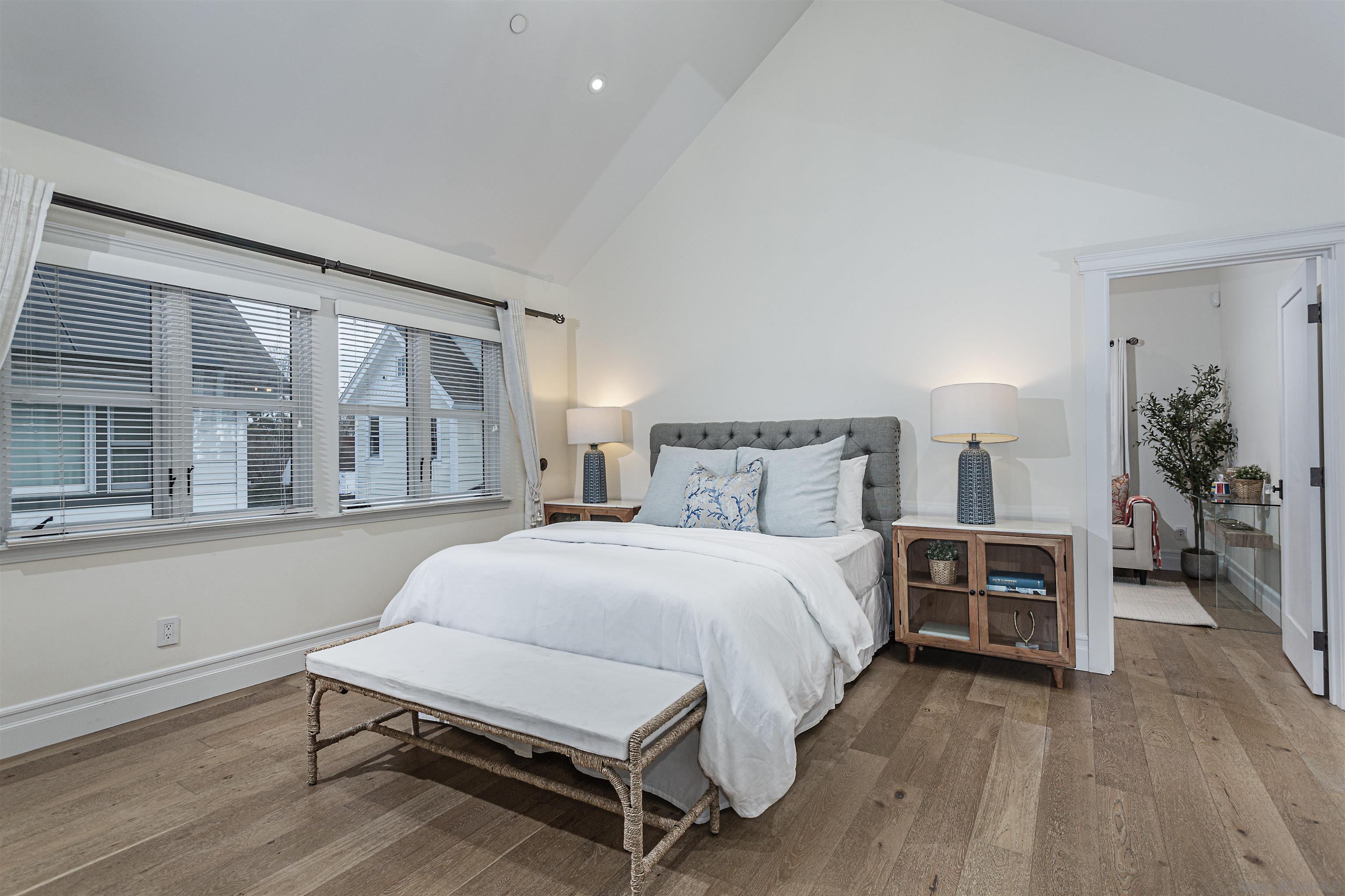 Detail Gallery Image 11 of 31 For 1004  10th St, Coronado,  CA 92118 - 4 Beds | 3 Baths