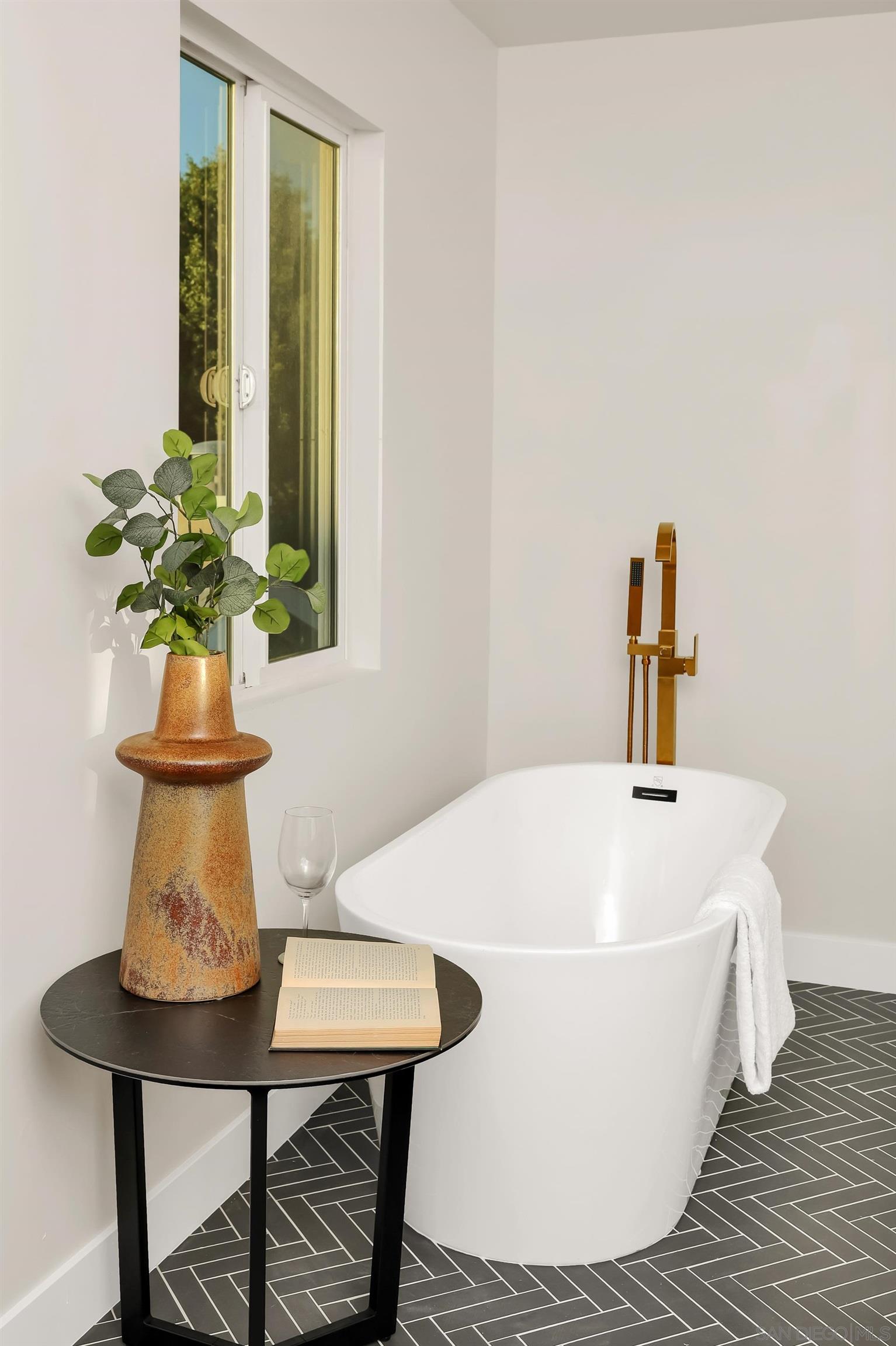 Detail Gallery Image 38 of 72 For 1900 W 41st St, Los Angeles,  CA 90062 - 4 Beds | 2 Baths