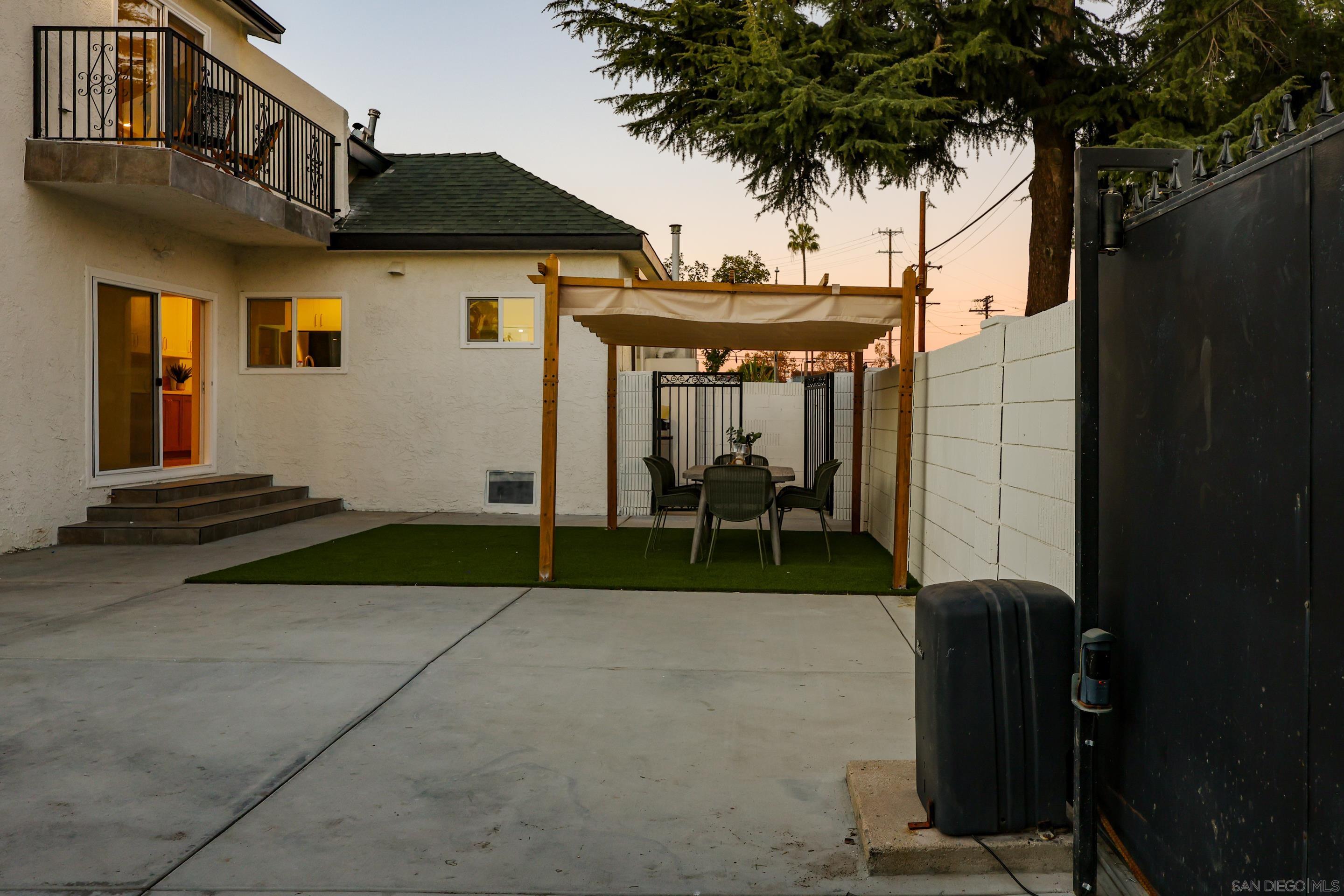 Detail Gallery Image 64 of 72 For 1900 W 41st St, Los Angeles,  CA 90062 - 4 Beds | 2 Baths