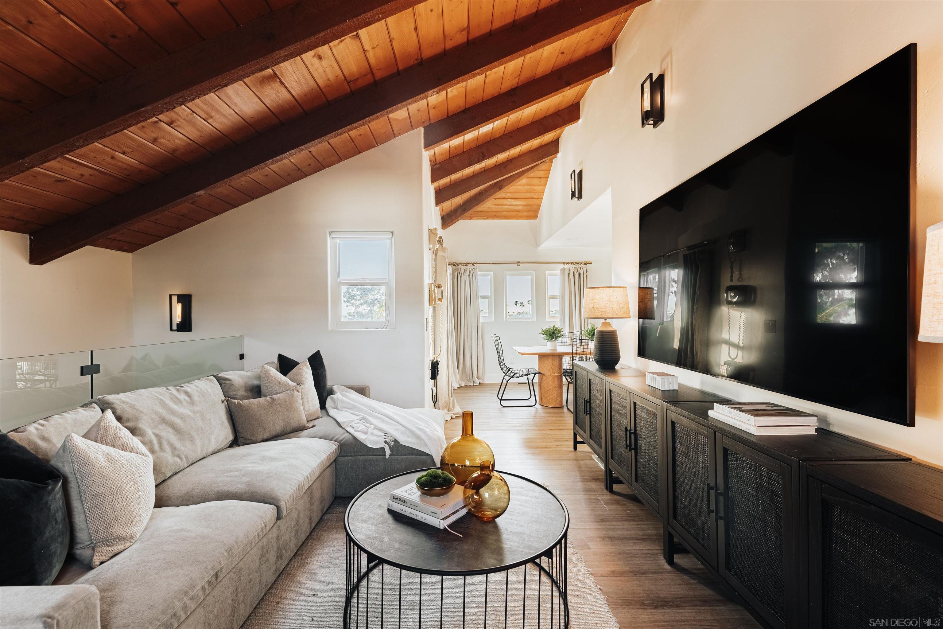 Detail Gallery Image 11 of 56 For 324 S Nevada St, Oceanside,  CA 92054 - 5 Beds | 3 Baths