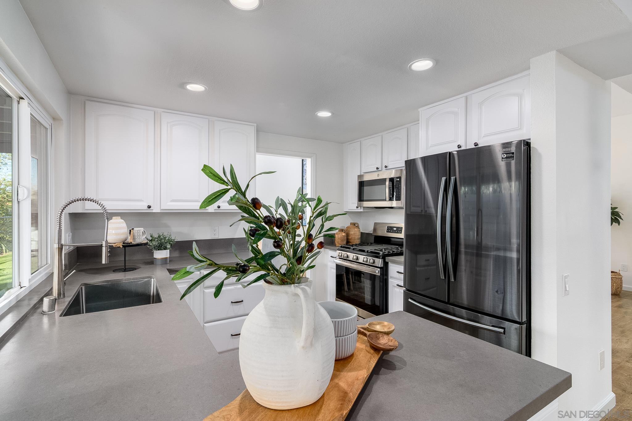 Detail Gallery Image 14 of 42 For 16556  Gabarda Rd, San Diego,  CA 92128 - 2 Beds | 2 Baths