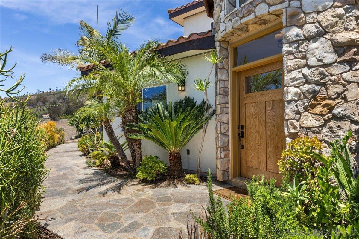 Detail Gallery Image 2 of 49 For 2342  Carioca Pl, Vista,  CA 92084 - 6 Beds | 4/2 Baths