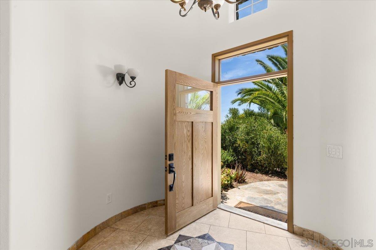 Detail Gallery Image 4 of 49 For 2342  Carioca Pl, Vista,  CA 92084 - 6 Beds | 4/2 Baths