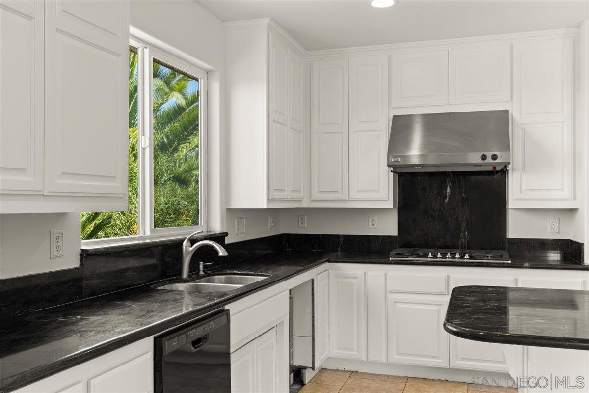 Detail Gallery Image 9 of 49 For 2342  Carioca Pl, Vista,  CA 92084 - 6 Beds | 4/2 Baths