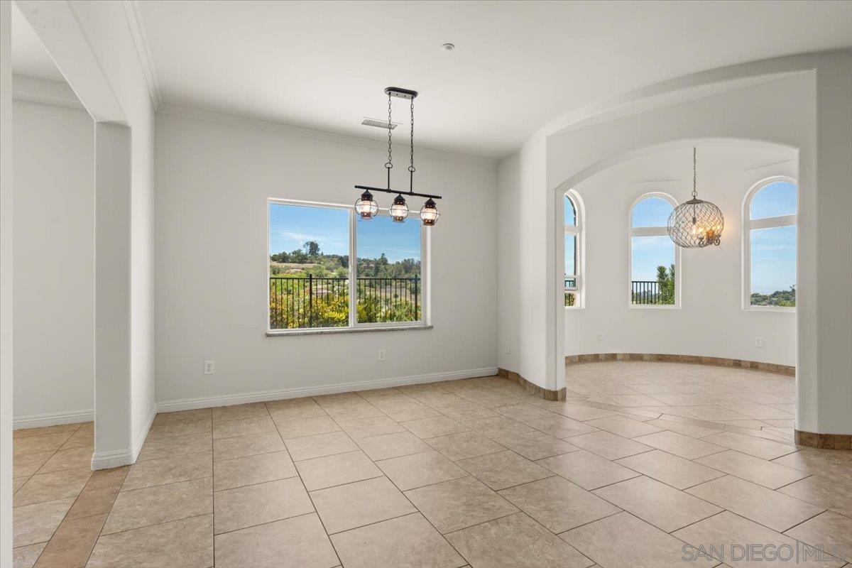 Detail Gallery Image 10 of 49 For 2342  Carioca Pl, Vista,  CA 92084 - 6 Beds | 4/2 Baths