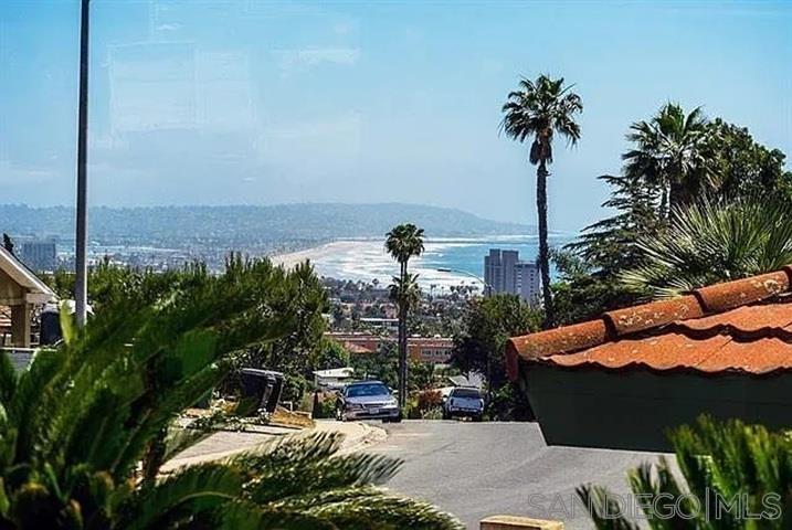 Detail Gallery Image 2 of 39 For 5512  Candlelight Dr, La Jolla,  CA 92037 - 4 Beds | 3 Baths