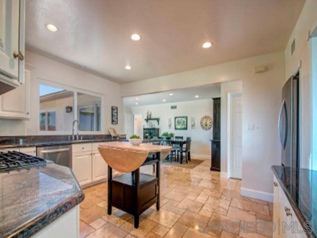 Detail Gallery Image 5 of 39 For 5512  Candlelight Dr, La Jolla,  CA 92037 - 4 Beds | 3 Baths