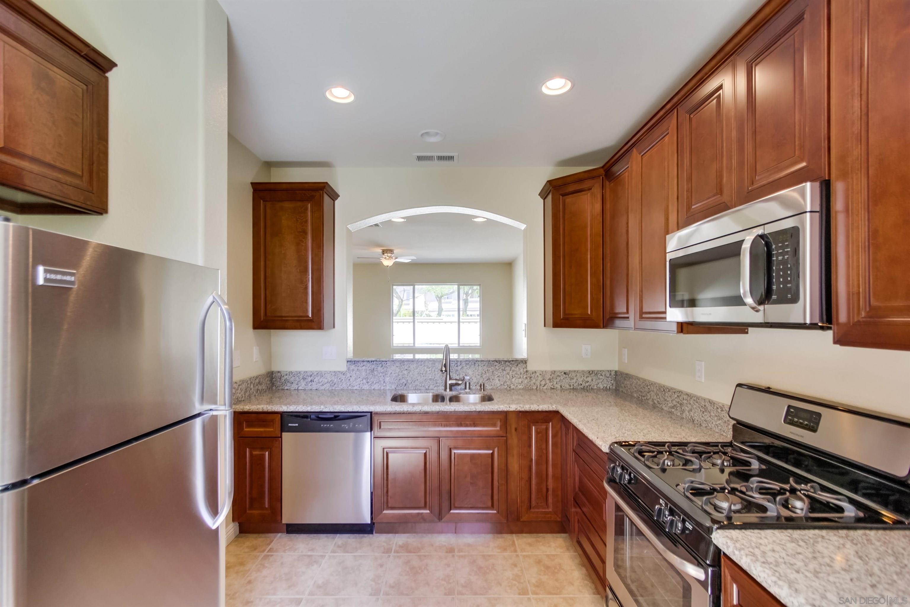 Detail Gallery Image 7 of 37 For 1201  Trapani  4, Chula Vista,  CA 91915 - 3 Beds | 2/1 Baths