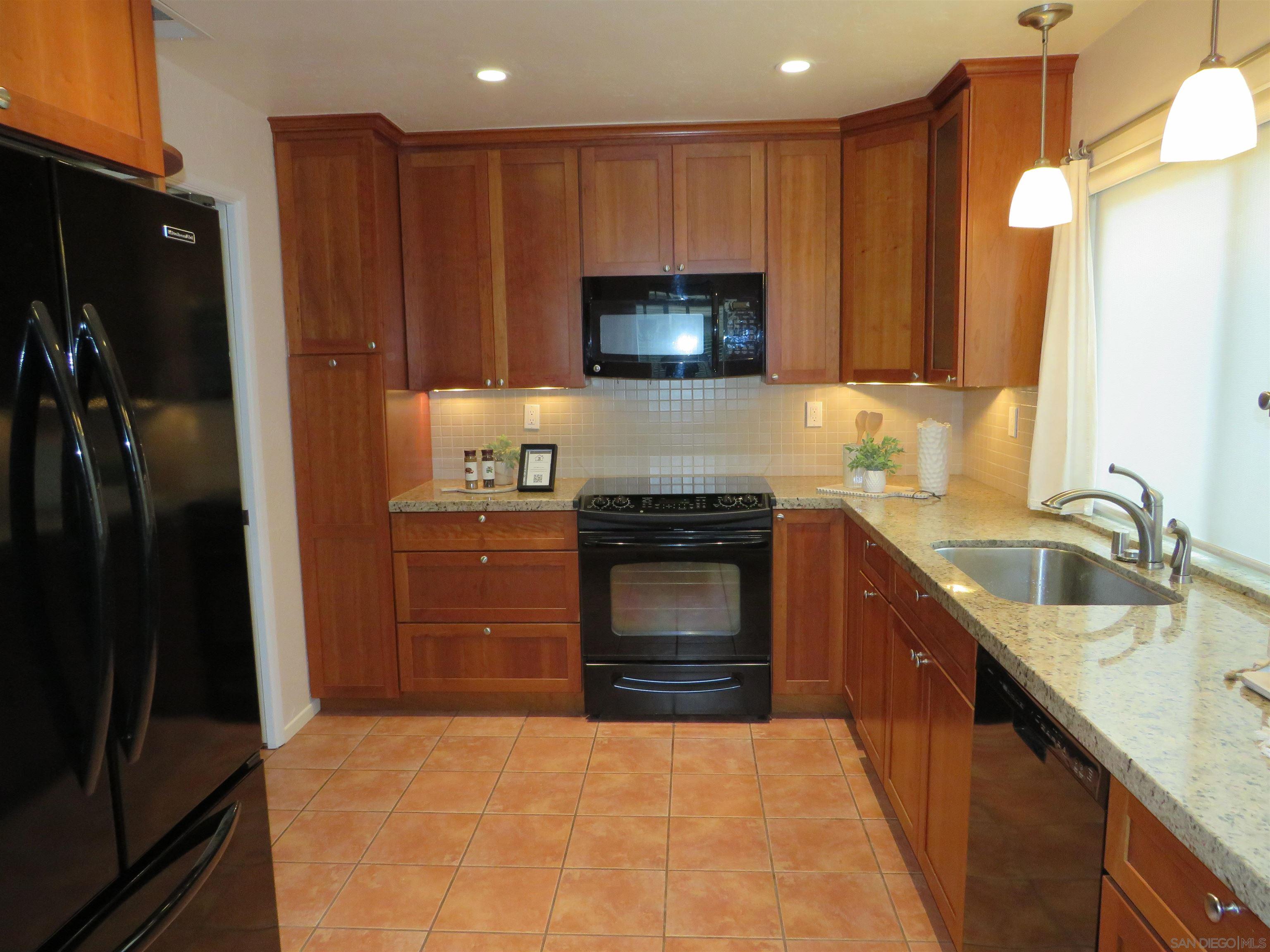 Detail Gallery Image 5 of 38 For 17461  Plaza Otonal, San Diego,  CA 92128 - 3 Beds | 2 Baths