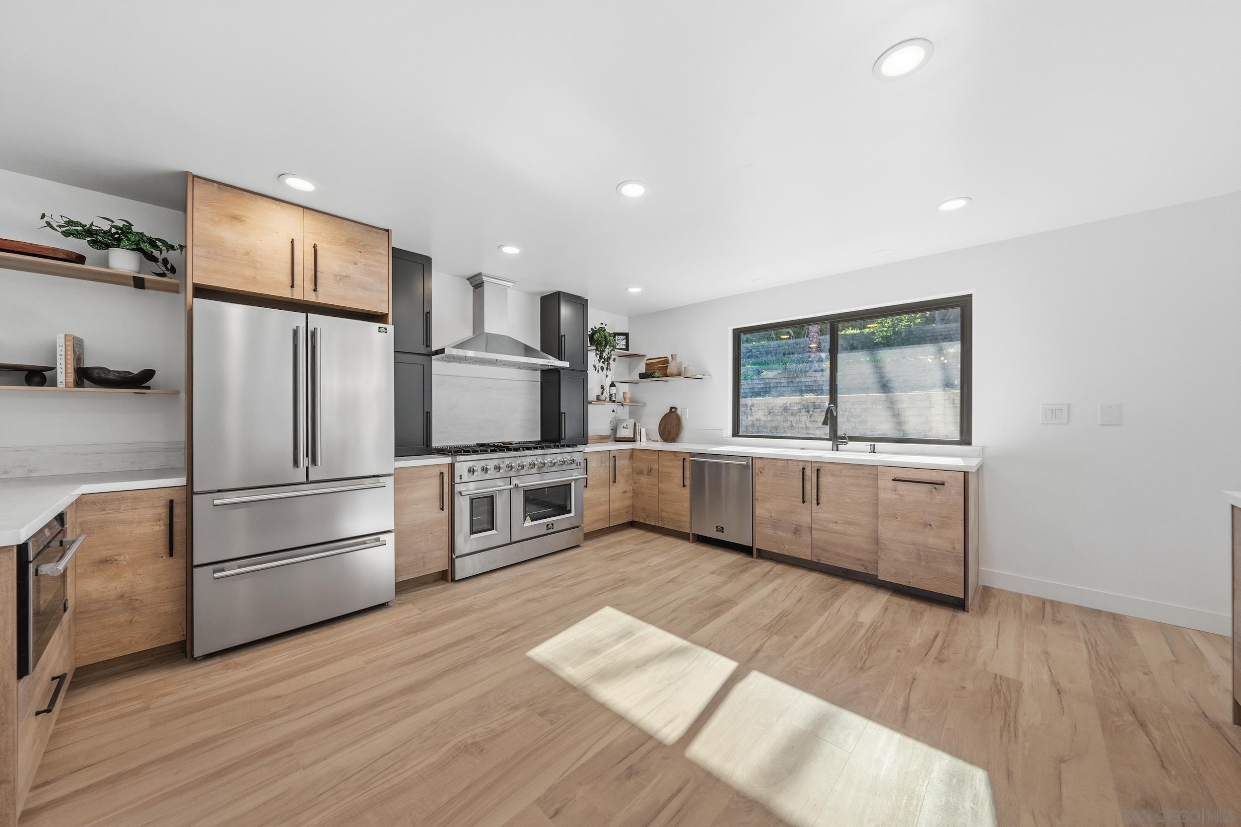 Detail Gallery Image 2 of 61 For 1544  La Vine Ln, Vista,  CA 92084 - 5 Beds | 3 Baths