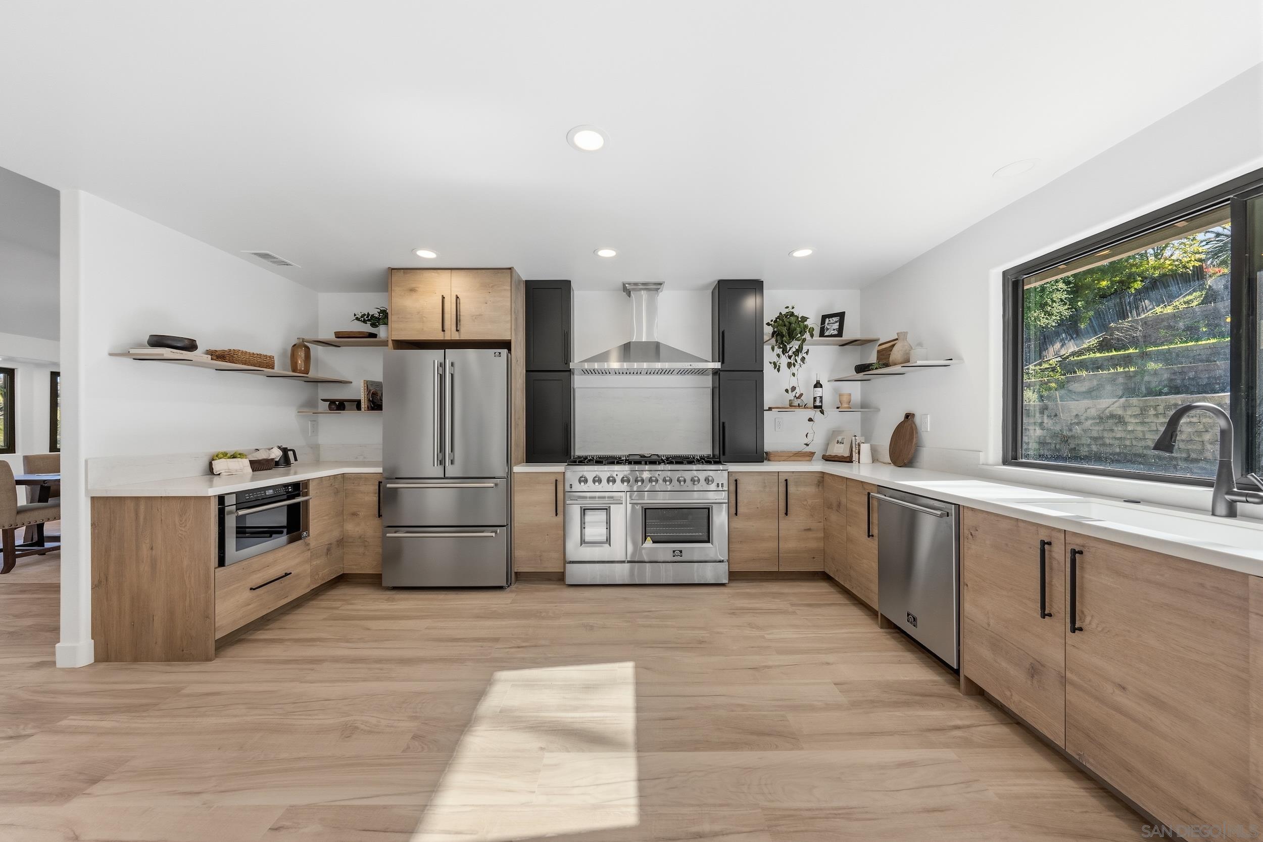 Detail Gallery Image 14 of 61 For 1544  La Vine Ln, Vista,  CA 92084 - 5 Beds | 3 Baths