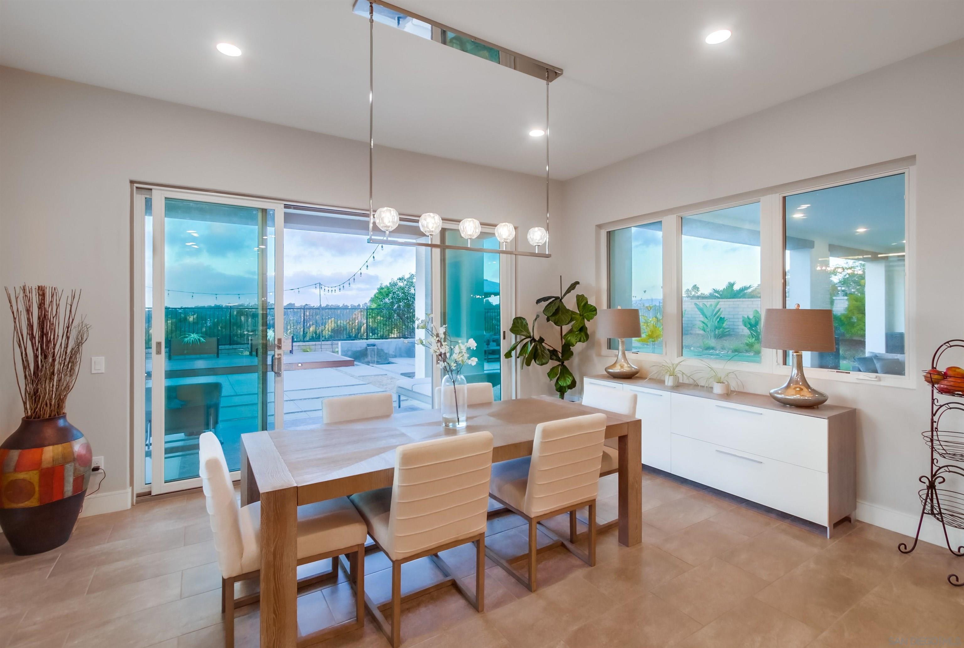 Detail Gallery Image 12 of 45 For 6372  Meadowbrush Cir, San Diego,  CA 92130 - 5 Beds | 5/1 Baths