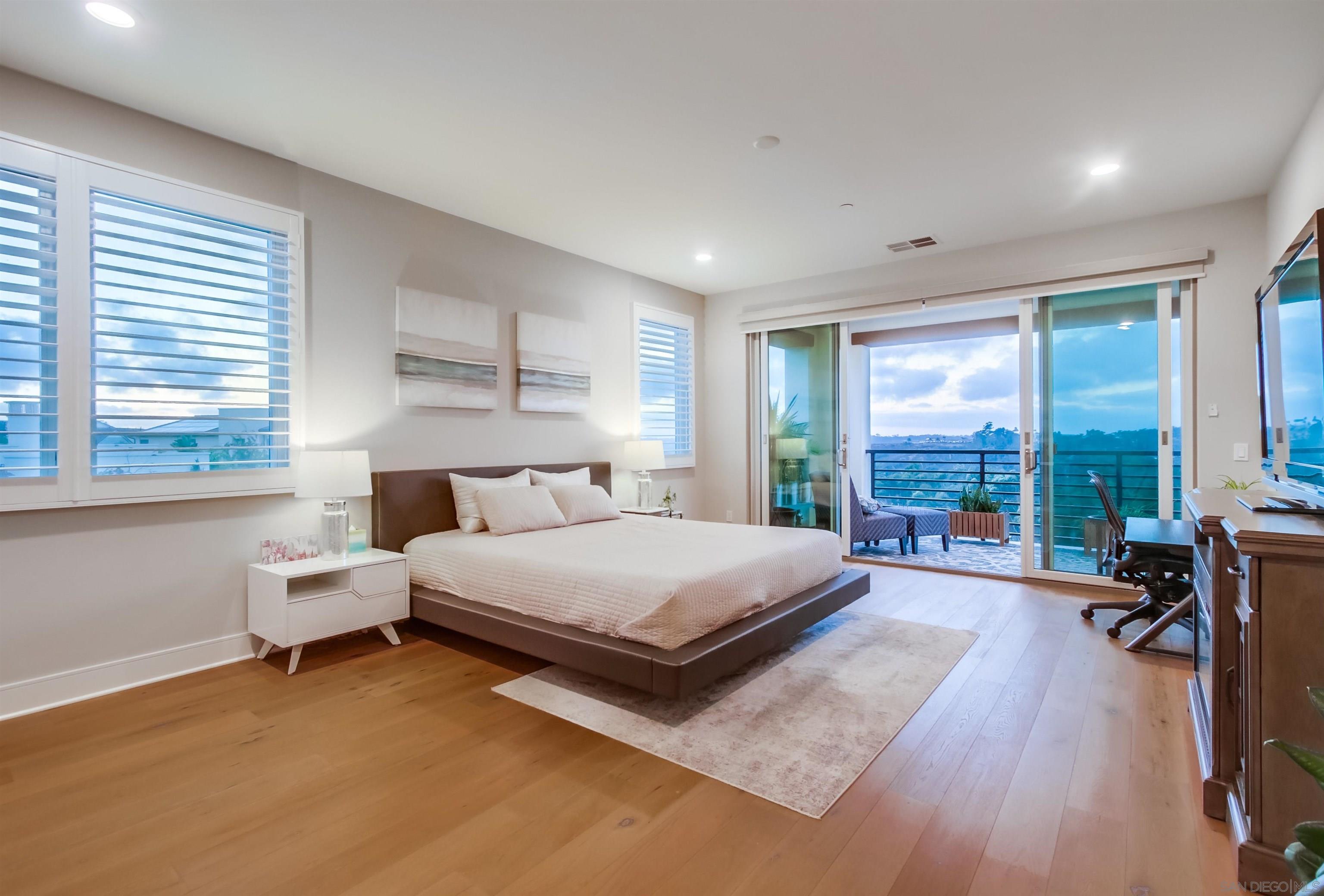 Detail Gallery Image 15 of 45 For 6372  Meadowbrush Cir, San Diego,  CA 92130 - 5 Beds | 5/1 Baths