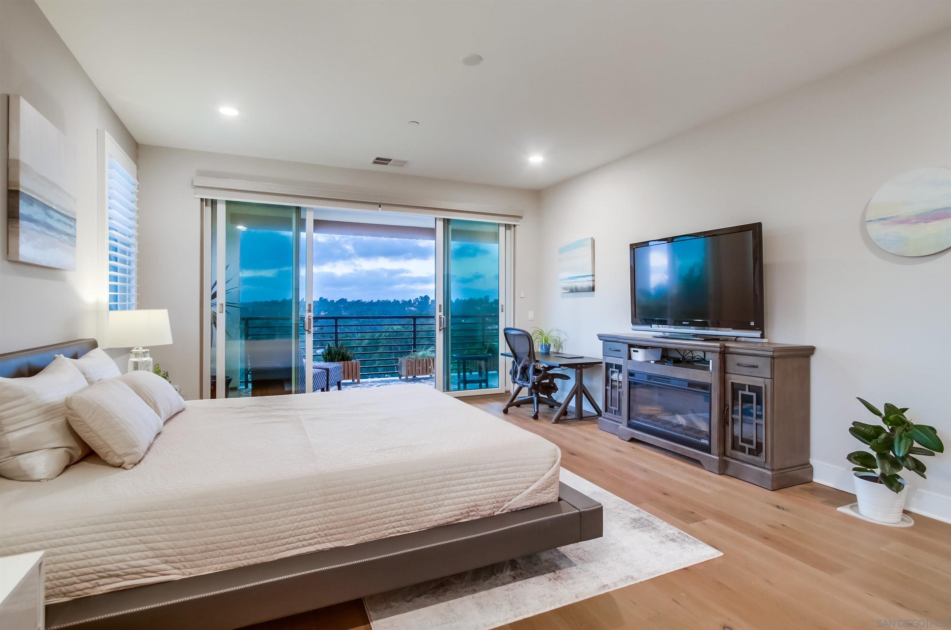 Detail Gallery Image 16 of 45 For 6372  Meadowbrush Cir, San Diego,  CA 92130 - 5 Beds | 5/1 Baths