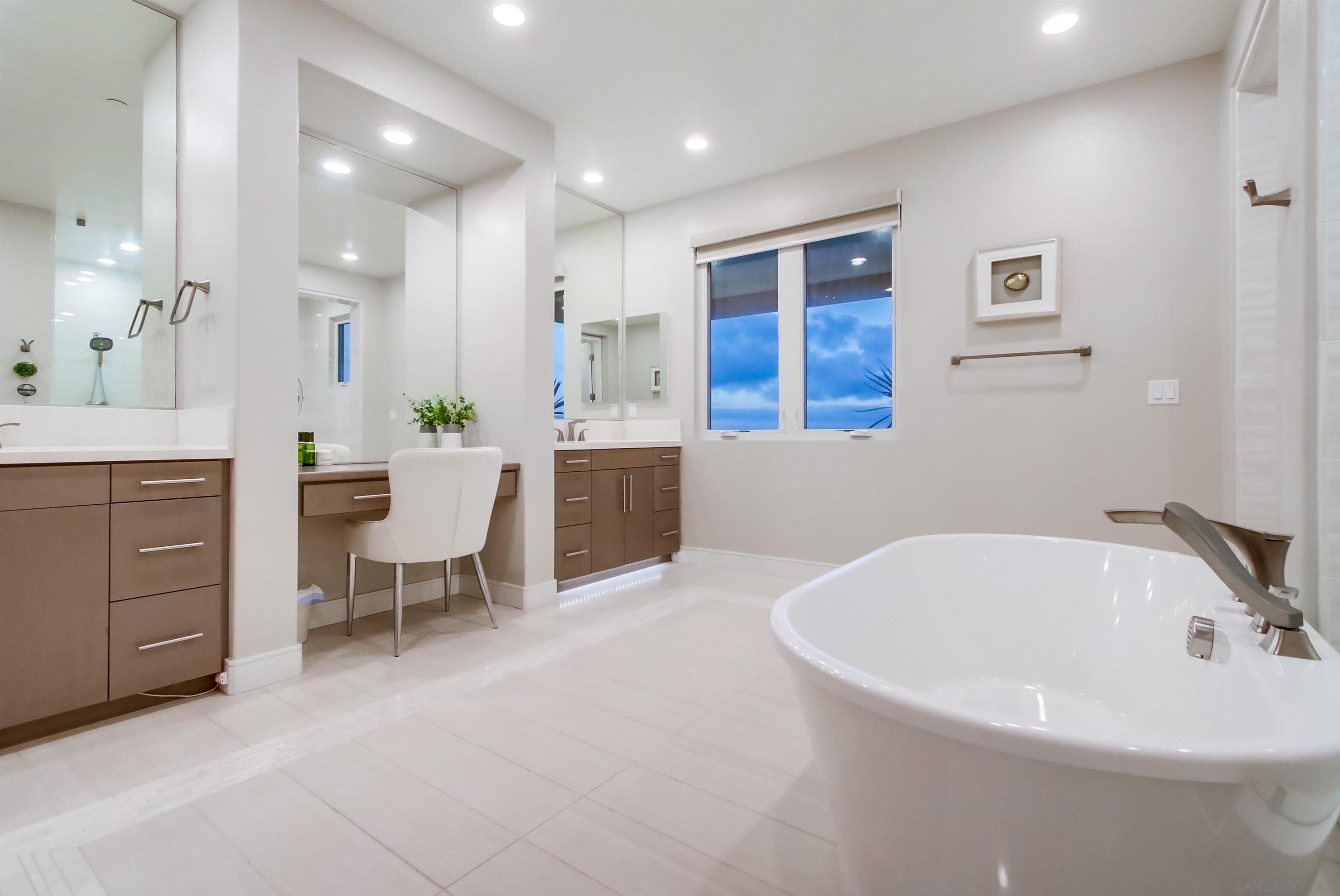 Detail Gallery Image 17 of 45 For 6372  Meadowbrush Cir, San Diego,  CA 92130 - 5 Beds | 5/1 Baths