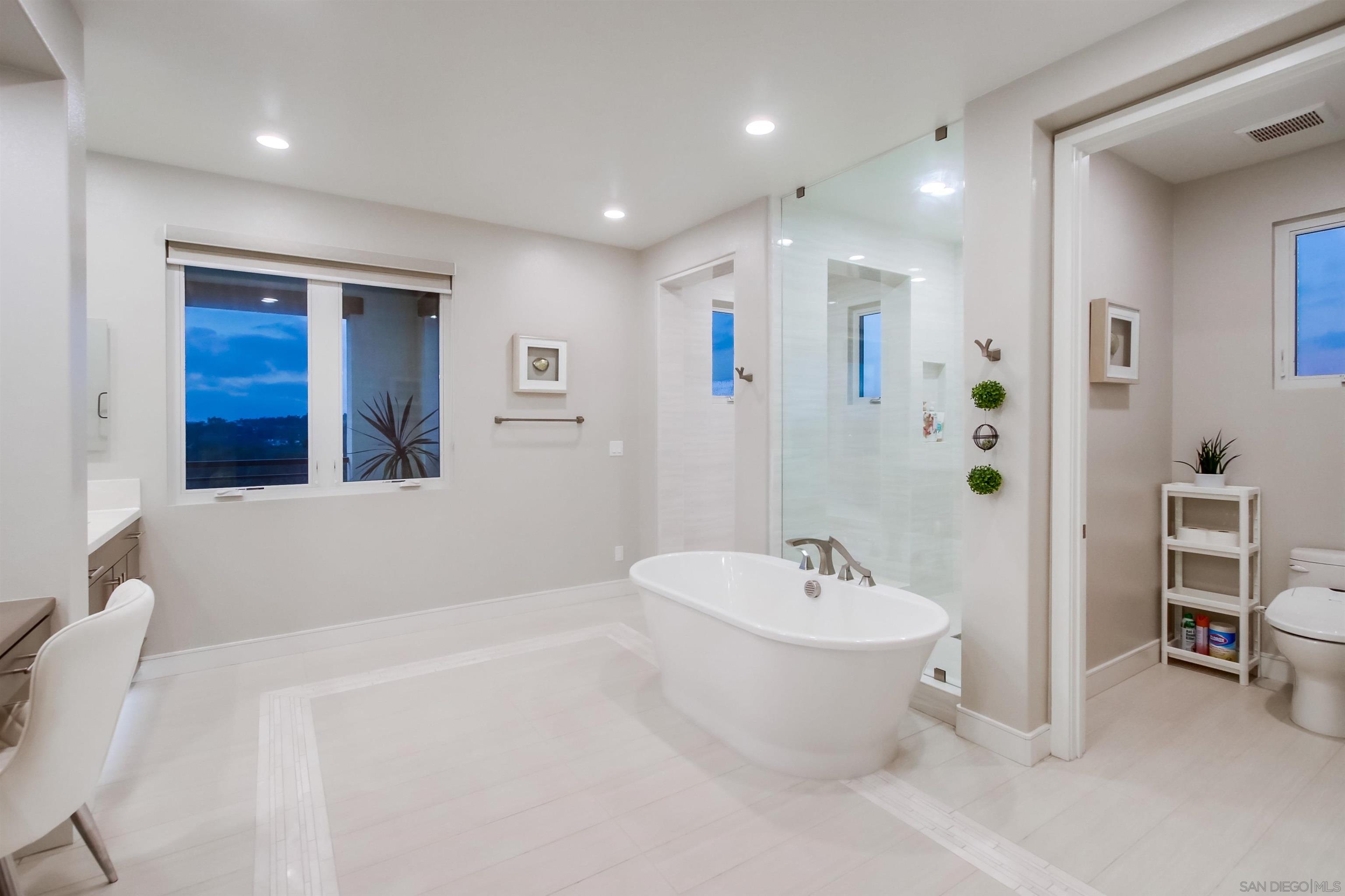 Detail Gallery Image 18 of 45 For 6372  Meadowbrush Cir, San Diego,  CA 92130 - 5 Beds | 5/1 Baths