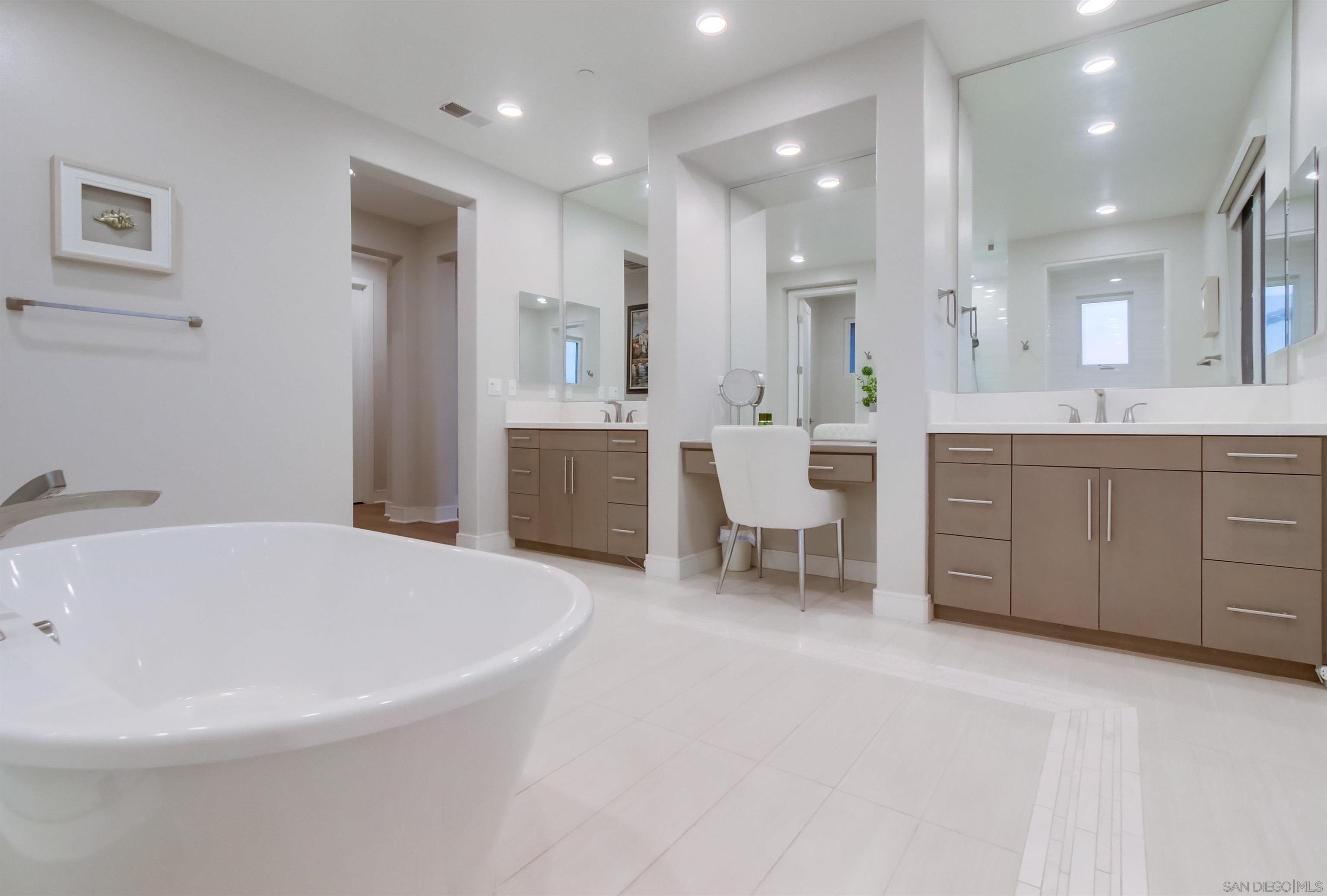 Detail Gallery Image 19 of 45 For 6372  Meadowbrush Cir, San Diego,  CA 92130 - 5 Beds | 5/1 Baths