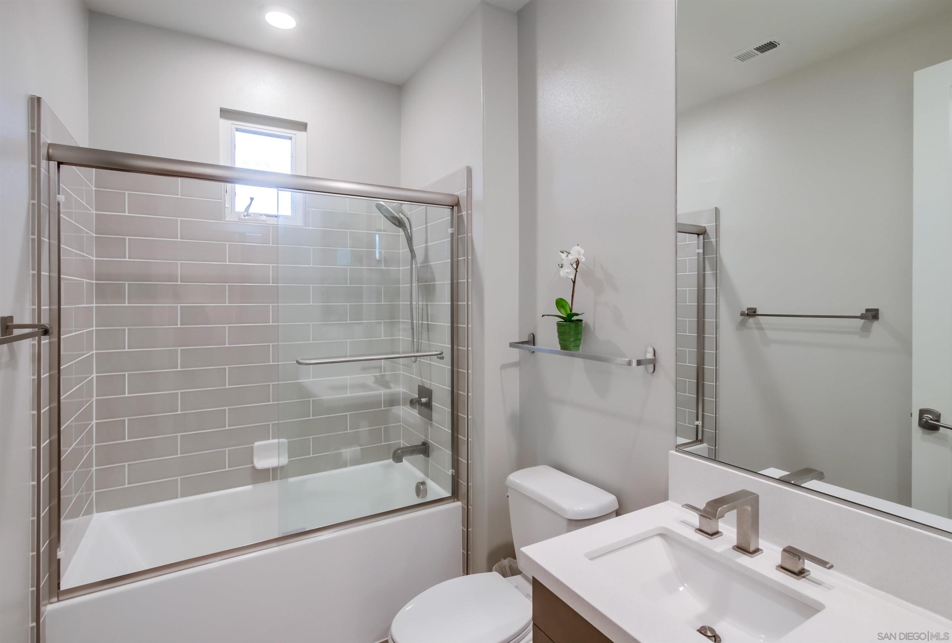 Detail Gallery Image 26 of 45 For 6372  Meadowbrush Cir, San Diego,  CA 92130 - 5 Beds | 5/1 Baths