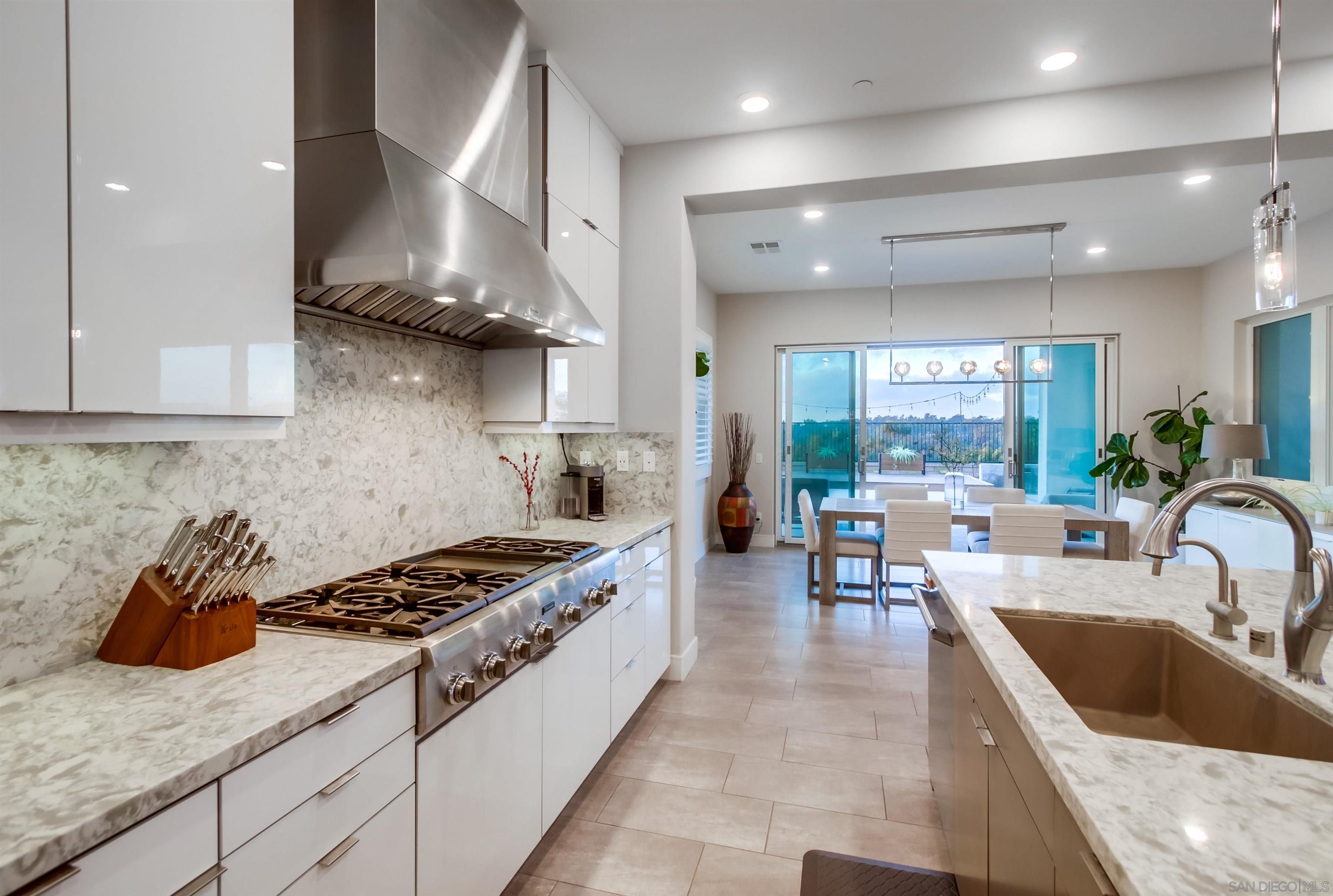 Detail Gallery Image 8 of 45 For 6372  Meadowbrush Cir, San Diego,  CA 92130 - 5 Beds | 5/1 Baths