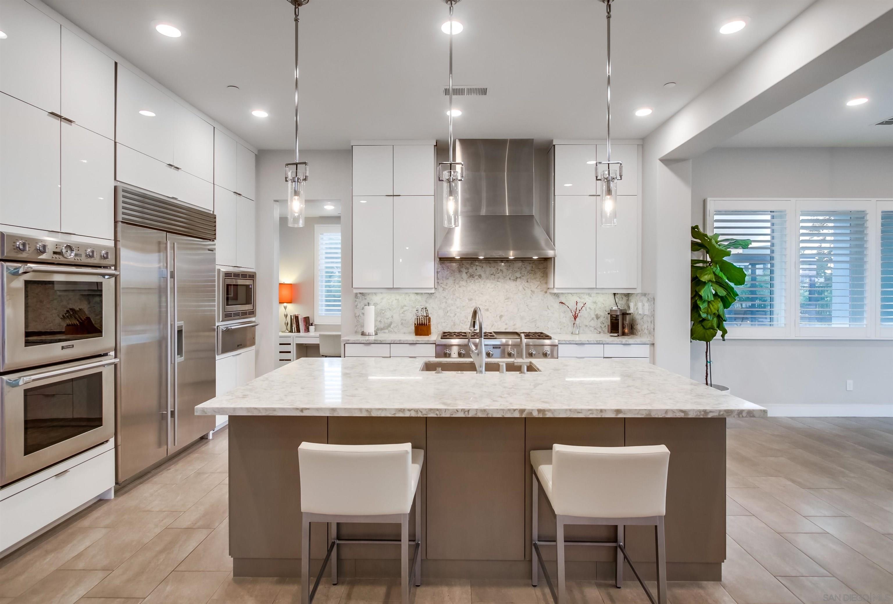 Detail Gallery Image 9 of 45 For 6372  Meadowbrush Cir, San Diego,  CA 92130 - 5 Beds | 5/1 Baths