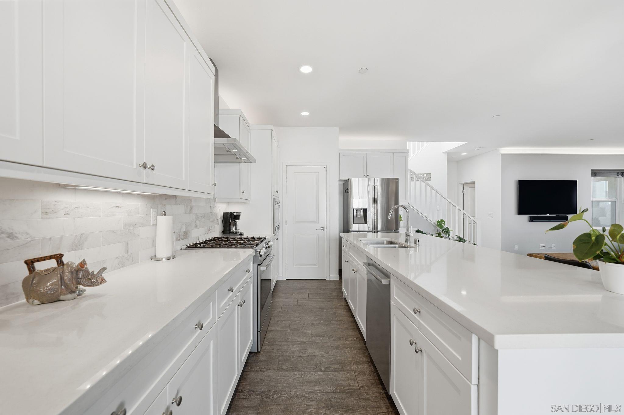 Detail Gallery Image 7 of 62 For 8337  Summit Way, San Diego,  CA 92108 - 3 Beds | 3/1 Baths