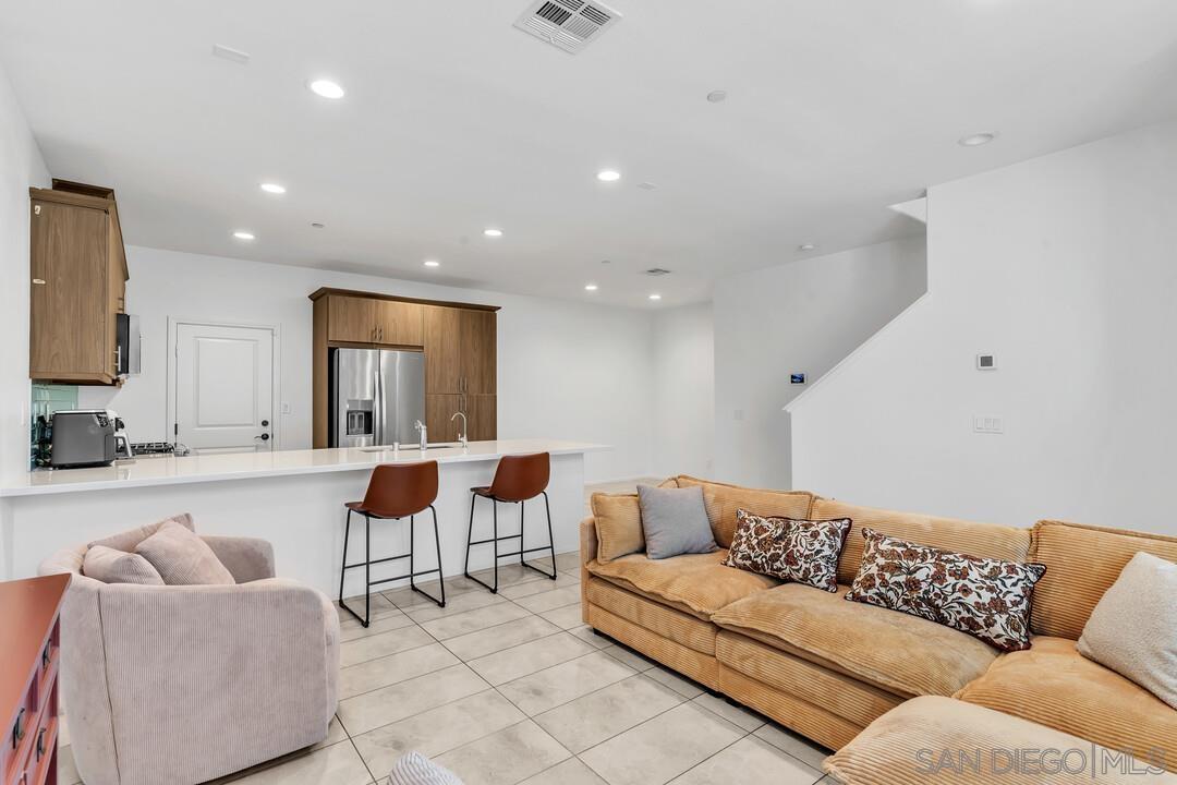 Detail Gallery Image 3 of 28 For 1961  Avenida Citron Unit 115  #115,  Chula Vista,  CA 91913 - 3 Beds | 2/1 Baths