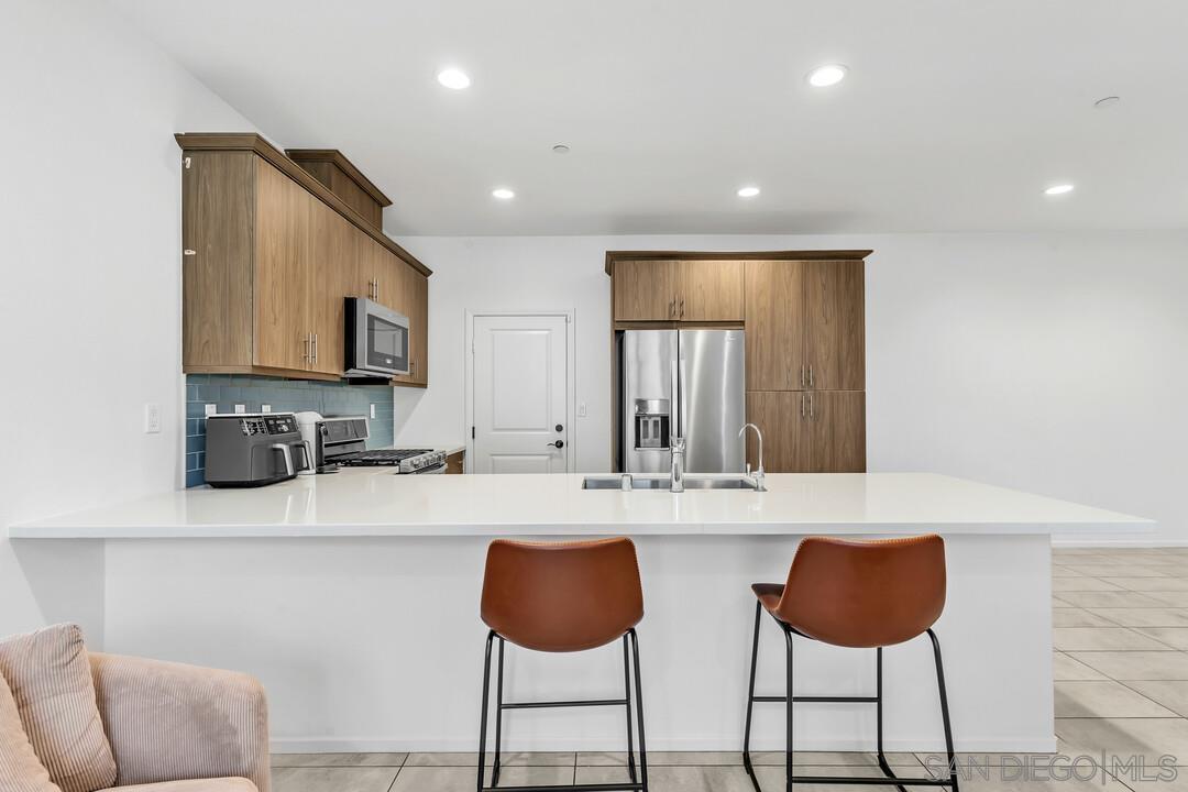 Detail Gallery Image 4 of 28 For 1961  Avenida Citron Unit 115  #115,  Chula Vista,  CA 91913 - 3 Beds | 2/1 Baths