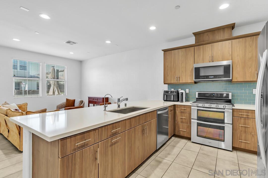 Detail Gallery Image 7 of 28 For 1961  Avenida Citron Unit 115  #115,  Chula Vista,  CA 91913 - 3 Beds | 2/1 Baths