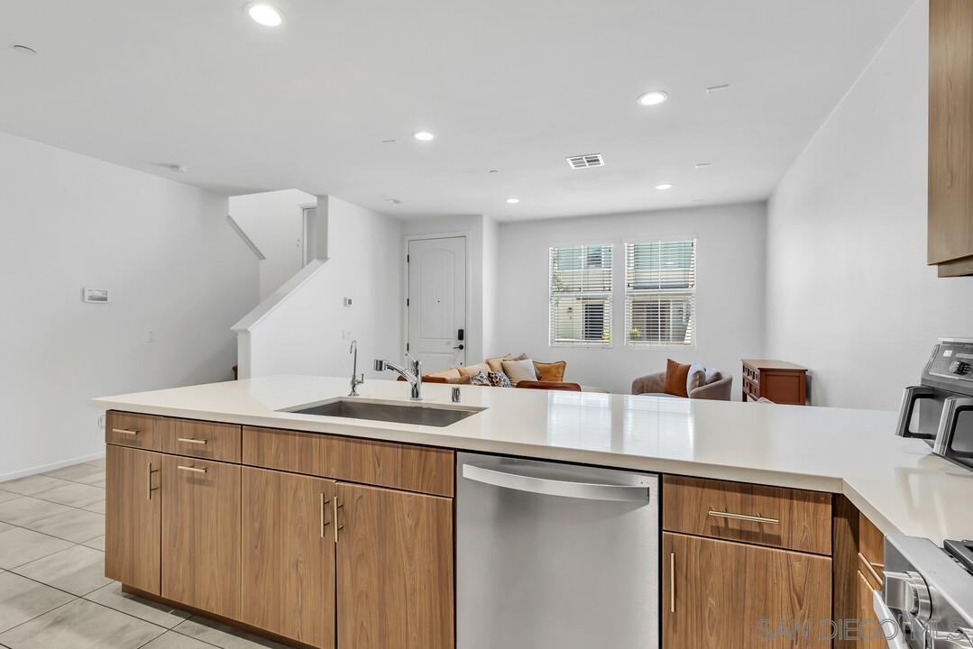 Detail Gallery Image 10 of 28 For 1961  Avenida Citron Unit 115  #115,  Chula Vista,  CA 91913 - 3 Beds | 2/1 Baths