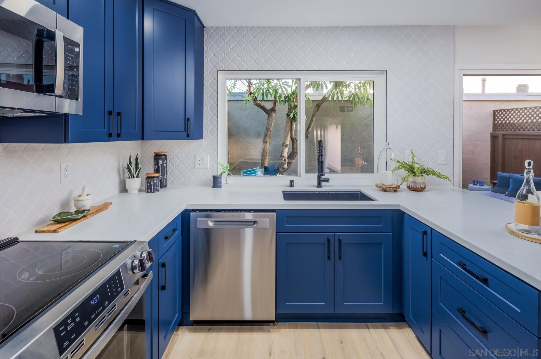 Detail Gallery Image 11 of 21 For 1986  Azure Way, Encinitas,  CA 92024 - 3 Beds | 2/1 Baths