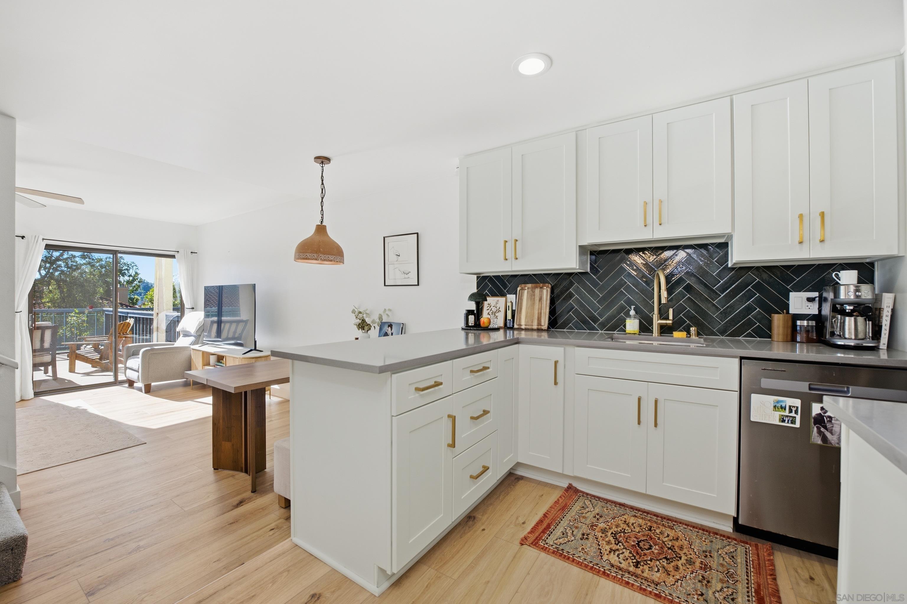 Detail Gallery Image 3 of 15 For 2352  Caringa  #C,  Carlsbad,  CA 92009 - 2 Beds | 2/1 Baths