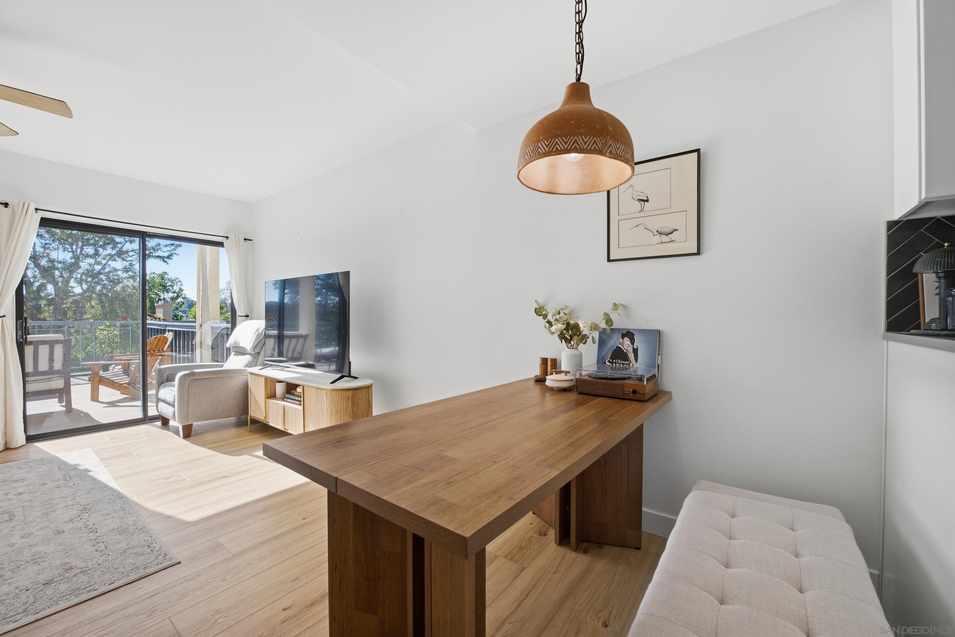 Detail Gallery Image 5 of 15 For 2352  Caringa  #C,  Carlsbad,  CA 92009 - 2 Beds | 2/1 Baths