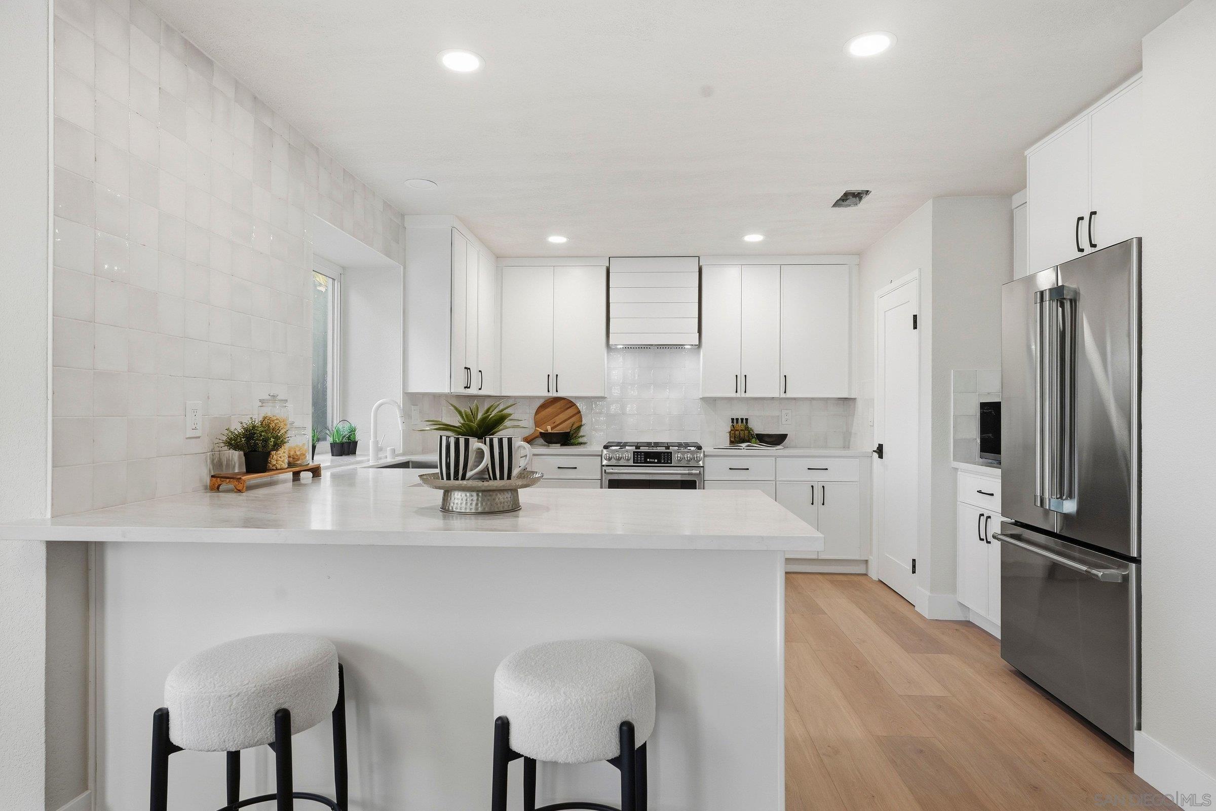 Detail Gallery Image 2 of 59 For 10747  Birch Bluff Ave, San Diego,  CA 92131 - 5 Beds | 4 Baths