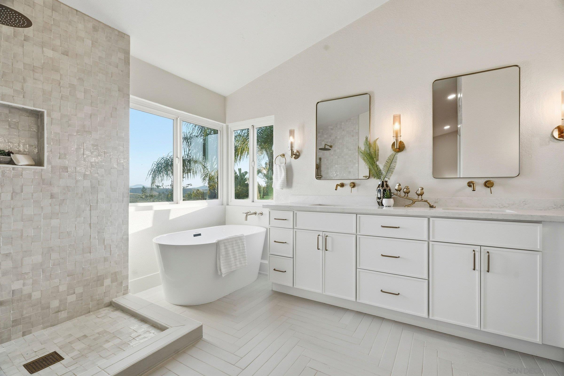 Detail Gallery Image 5 of 59 For 10747  Birch Bluff Ave, San Diego,  CA 92131 - 5 Beds | 4 Baths