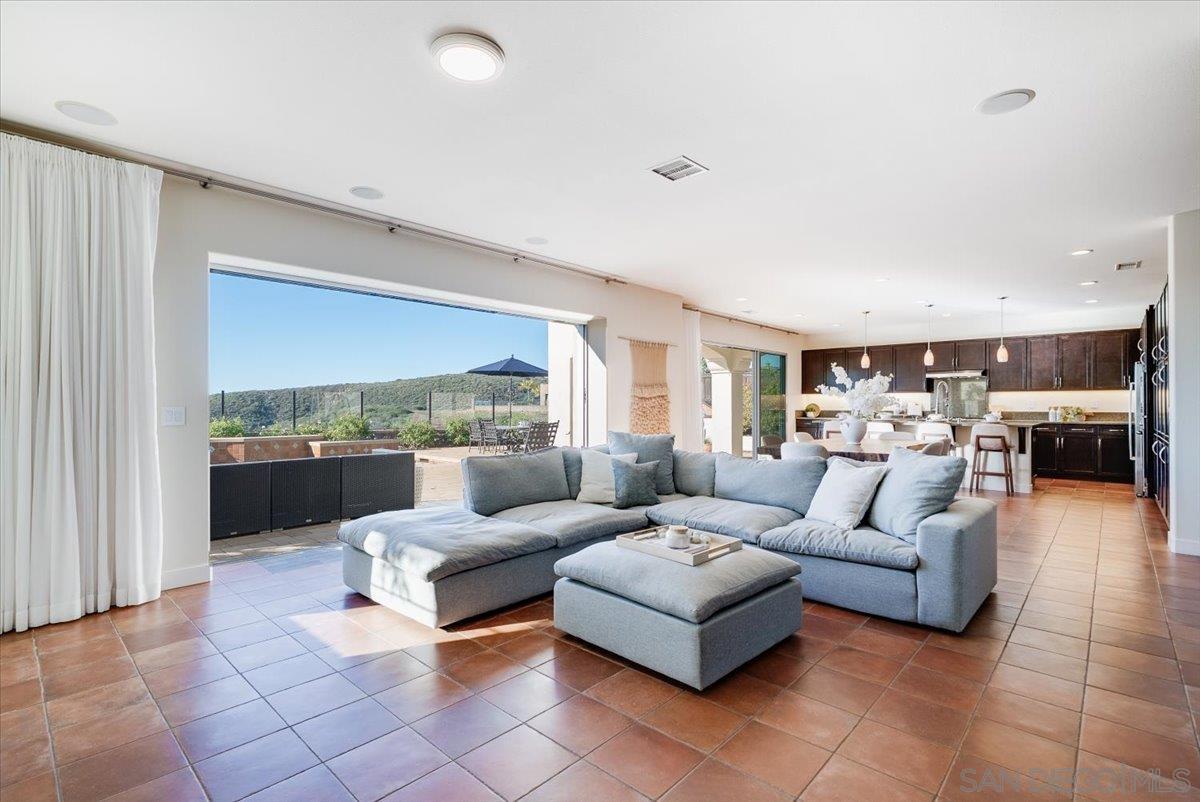 Detail Gallery Image 11 of 75 For 7135  Sitio Caliente, Carlsbad,  CA 92009 - 6 Beds | 4/1 Baths