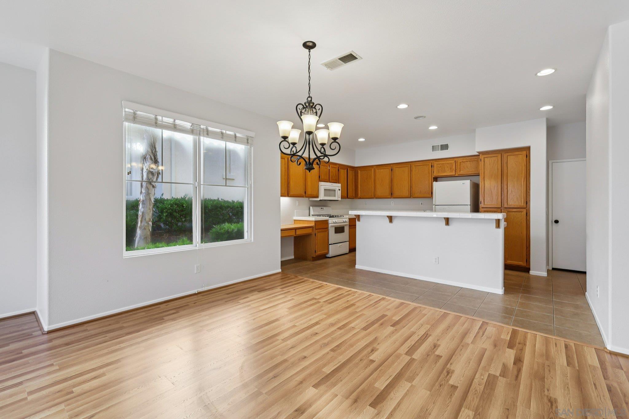 Detail Gallery Image 14 of 45 For 1279  Gorge Run Way  #3,  Chula Vista,  CA 91913 - 3 Beds | 2/1 Baths