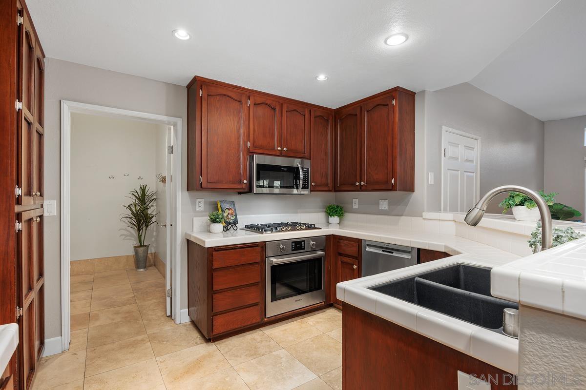 Detail Gallery Image 12 of 32 For 12642  Springbrook Dr.  #C,  San Diego,  CA 92128 - 2 Beds | 2 Baths