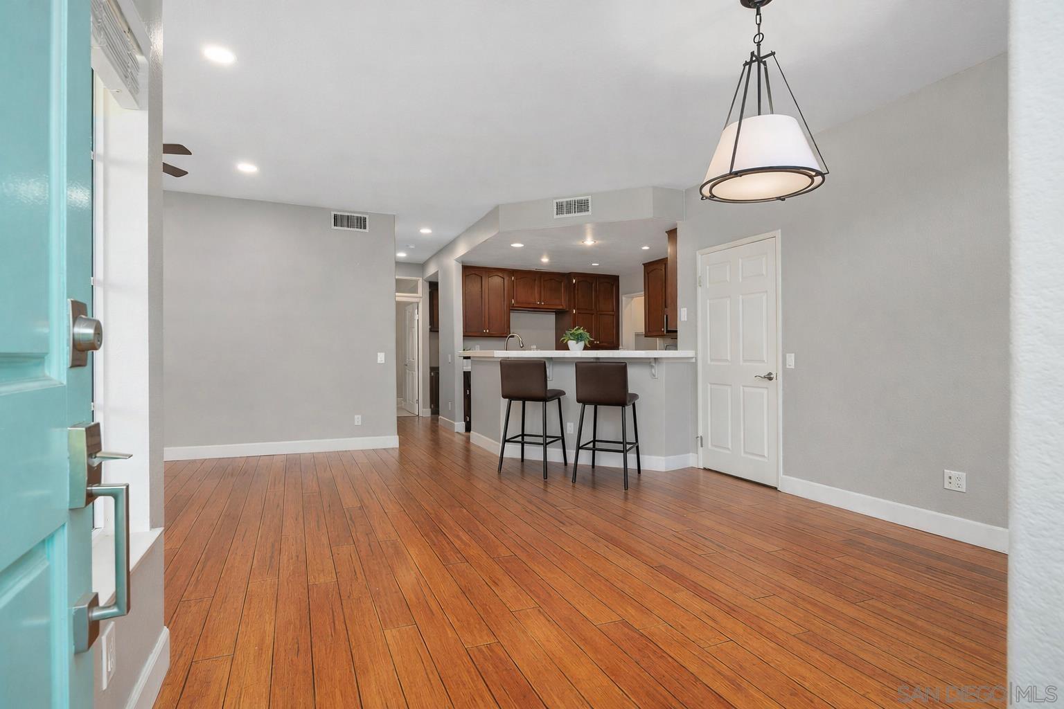 Detail Gallery Image 4 of 32 For 12642  Springbrook Dr.  #C,  San Diego,  CA 92128 - 2 Beds | 2 Baths