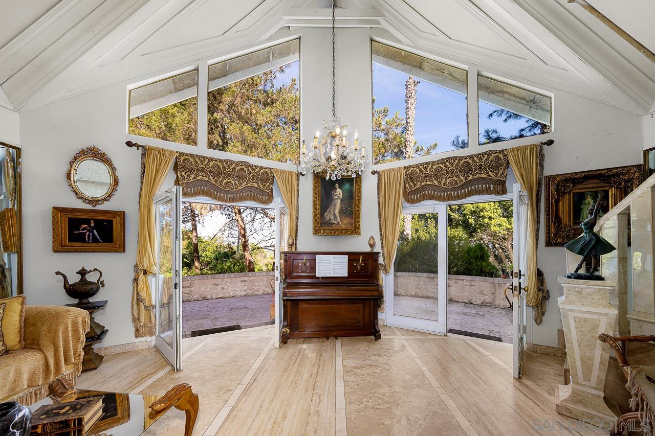 Detail Gallery Image 12 of 41 For 5628  Desert View Drive, La Jolla,  CA 92037 - 3 Beds | 2/1 Baths