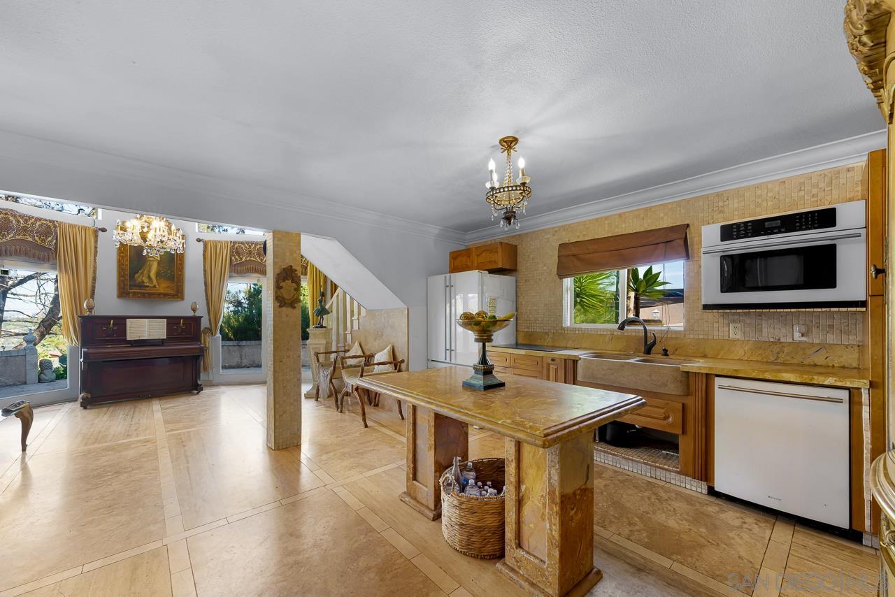 Detail Gallery Image 17 of 41 For 5628  Desert View Drive, La Jolla,  CA 92037 - 3 Beds | 2/1 Baths