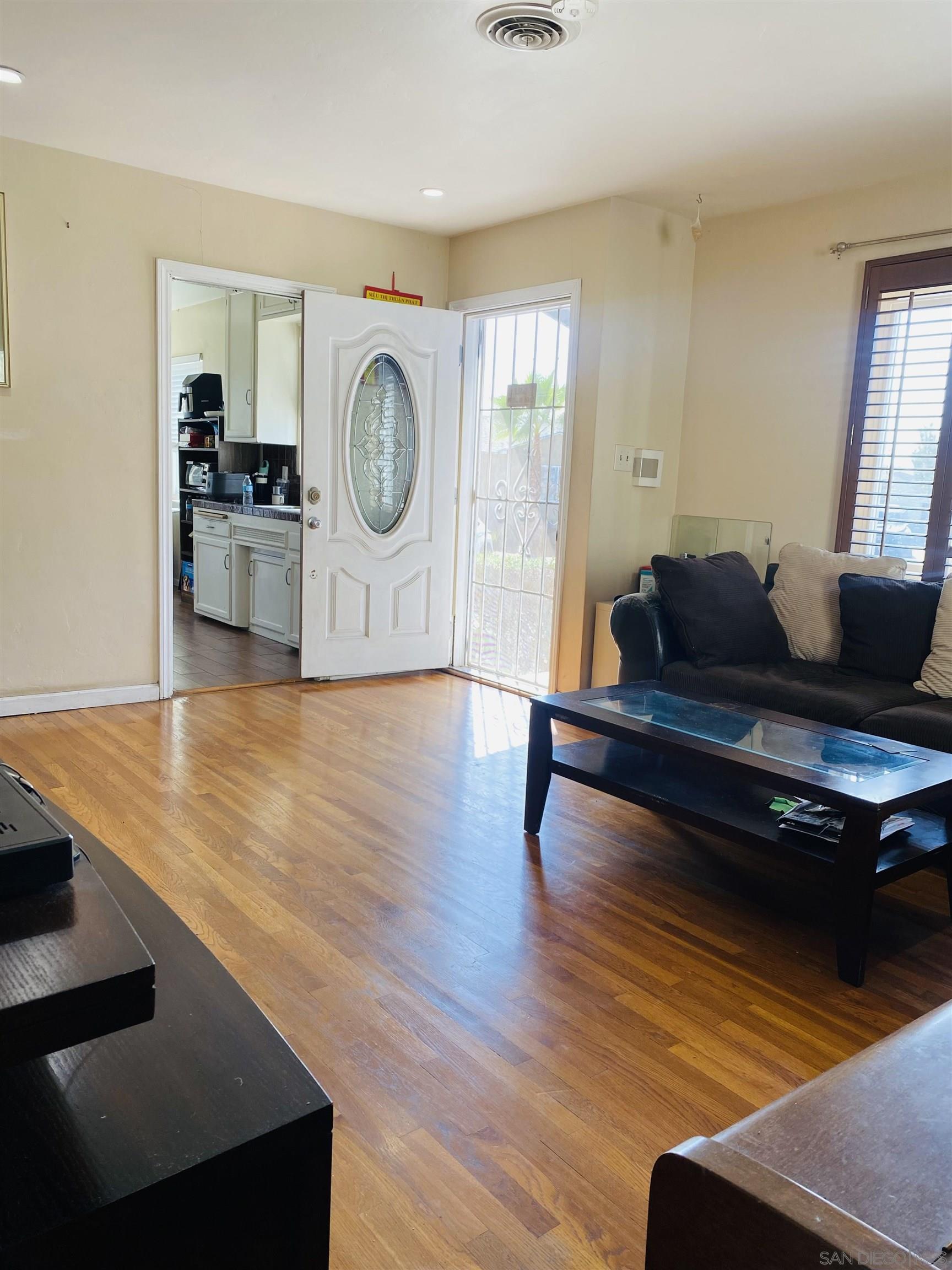Detail Gallery Image 3 of 18 For 2215  Susan Place, San Diego,  CA 92105 - 2 Beds | 2 Baths